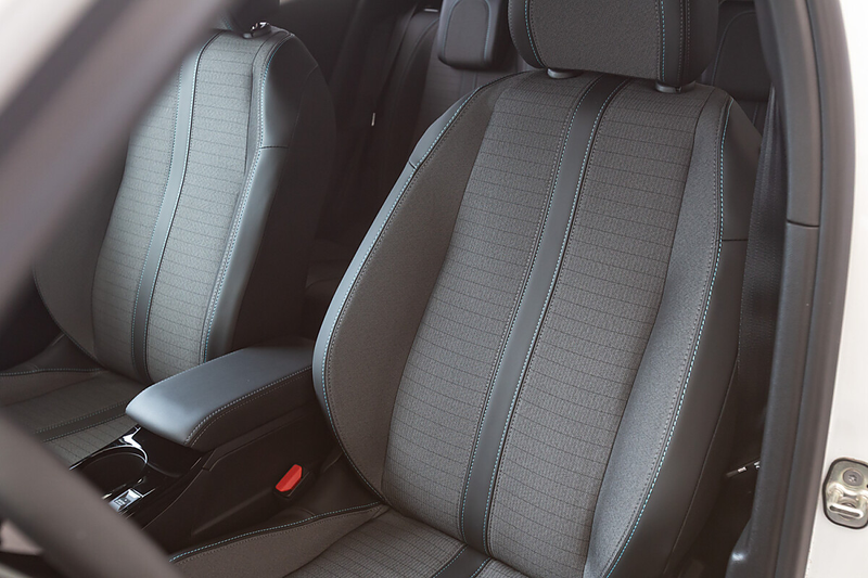 Peugeot e-2008 50kWh Allure Pack — photo 13