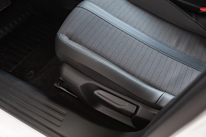 Peugeot e-2008 50kWh Allure Pack — photo 12