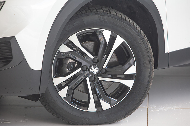 Peugeot e-2008 50kWh Allure Pack — photo 4