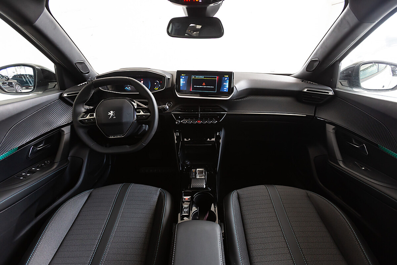 Peugeot e-2008 50kWh Allure Pack — photo 5