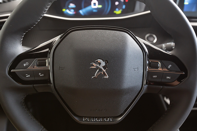 Peugeot e-2008 50kWh Allure Pack — photo 6
