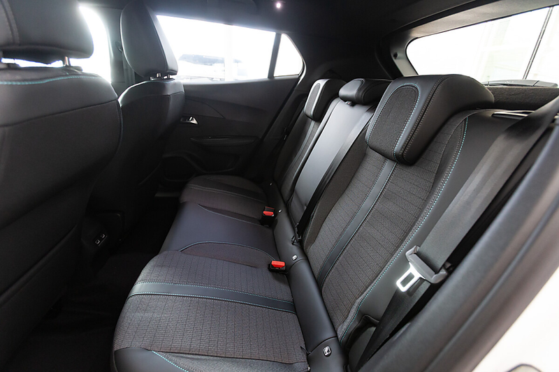 Peugeot e-2008 50kWh Allure Pack — photo 14
