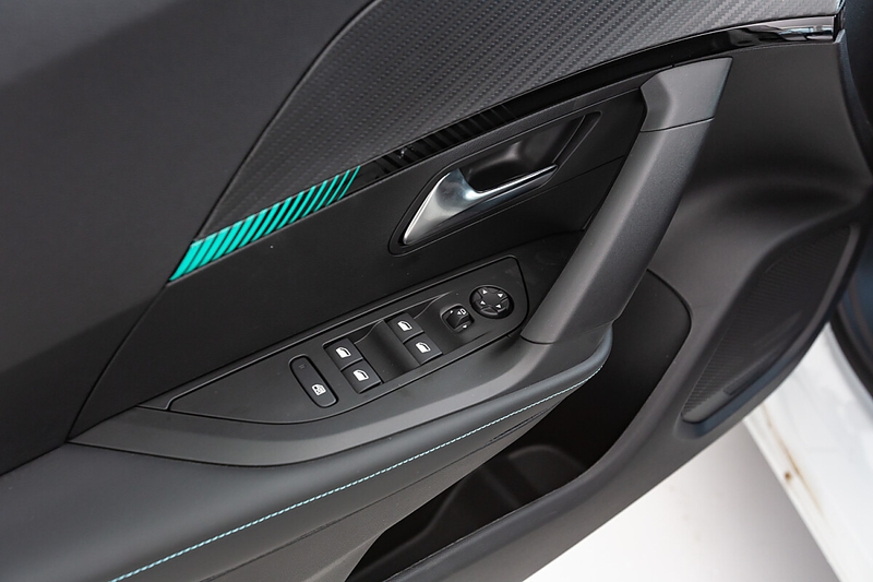 Peugeot e-2008 50kWh Allure Pack — photo 10