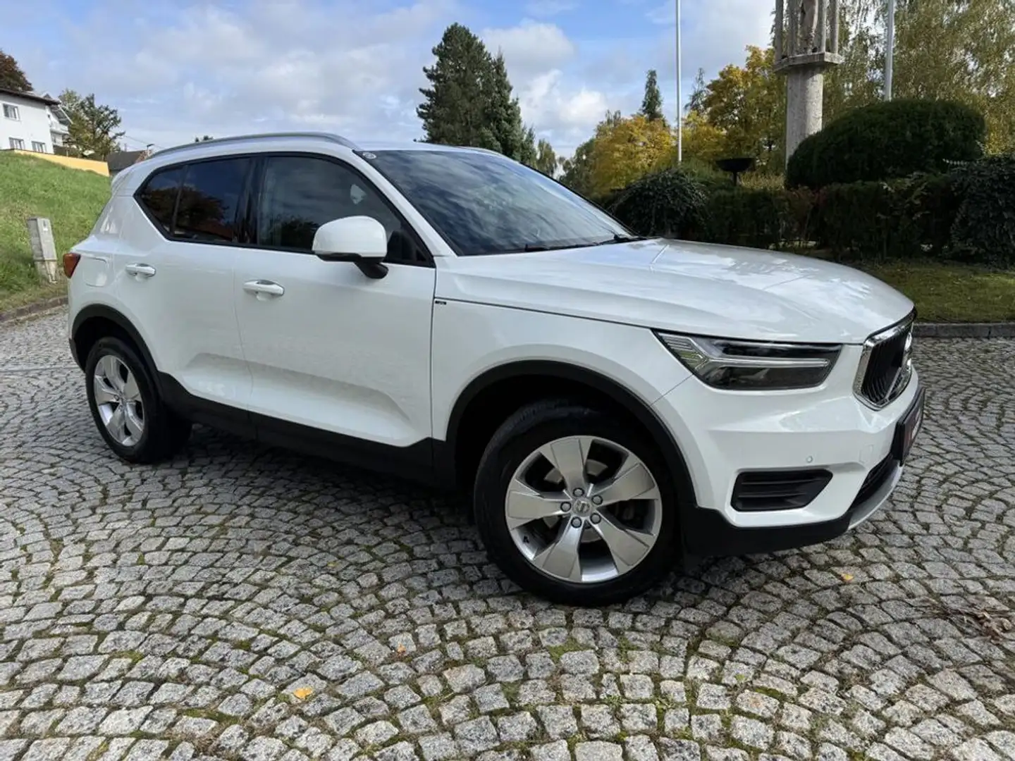 Volvo XC40 Momentum Pro 2WD TEMPOMAT NAVI LED R-KAMERA Weiß - 2