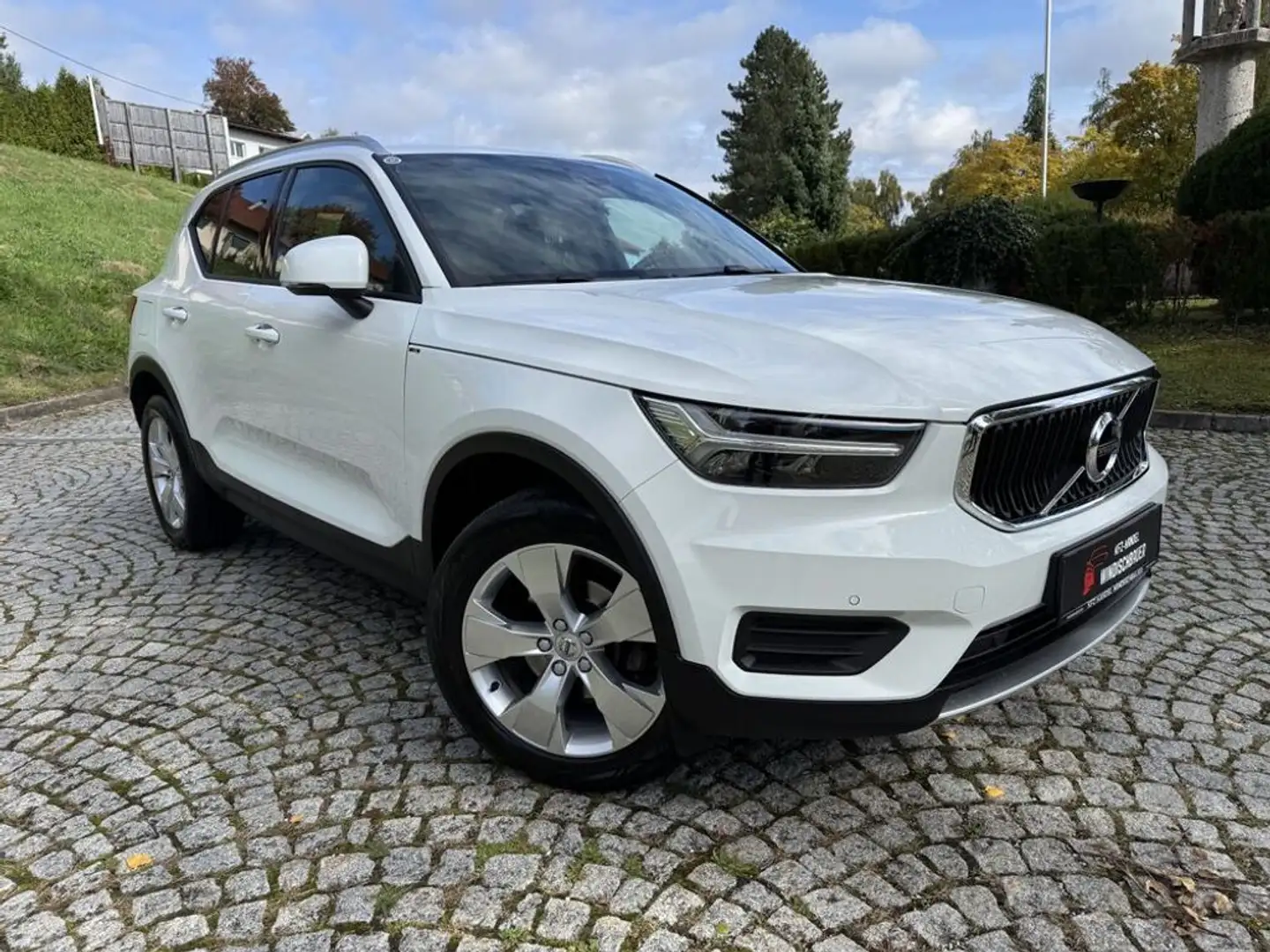 Volvo XC40 Momentum Pro 2WD TEMPOMAT NAVI LED R-KAMERA Weiß - 1