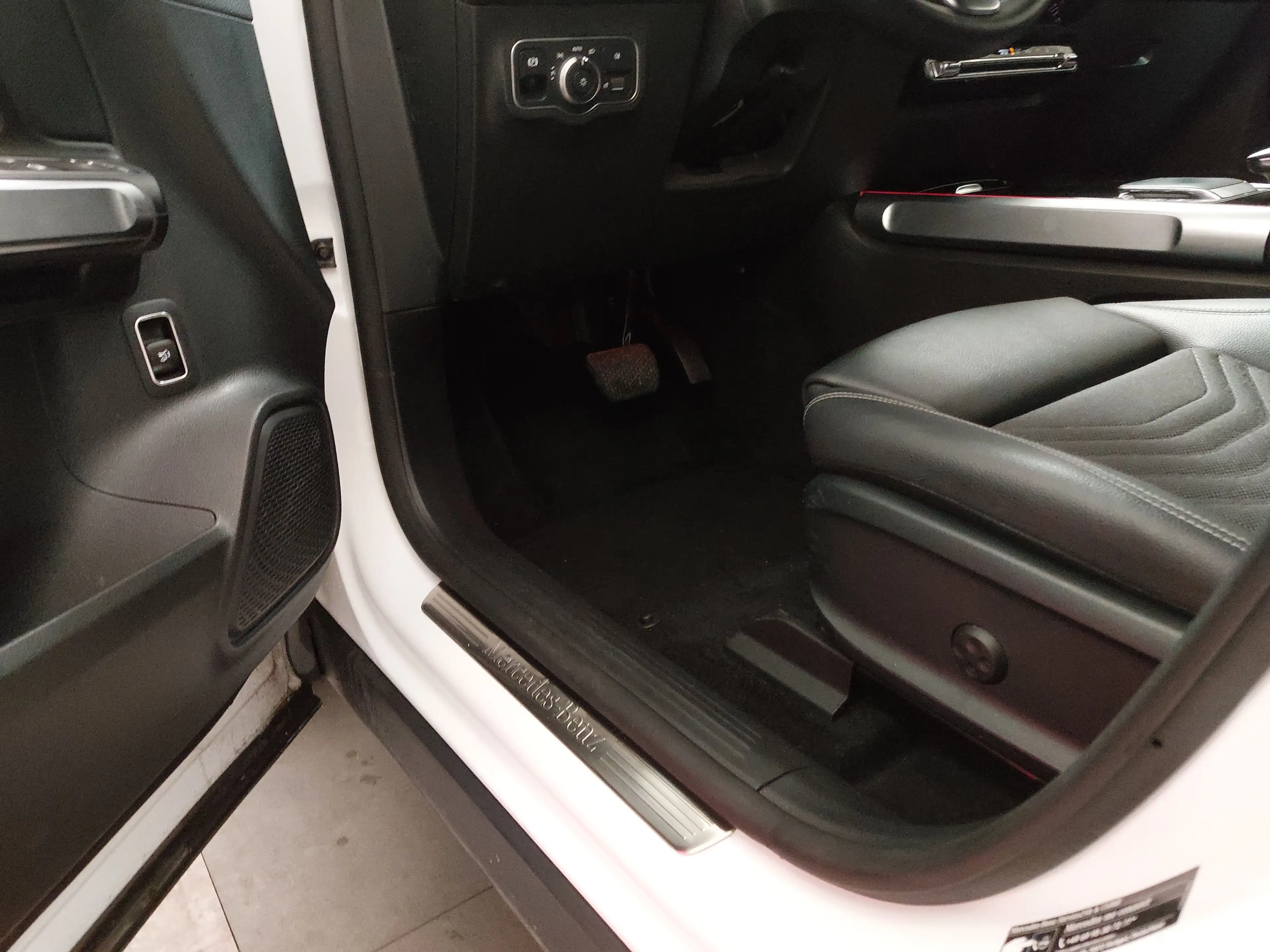 Mercedes-Benz EQB 300 Progressive 7-Sitze T-Leder Navi LED — photo 7