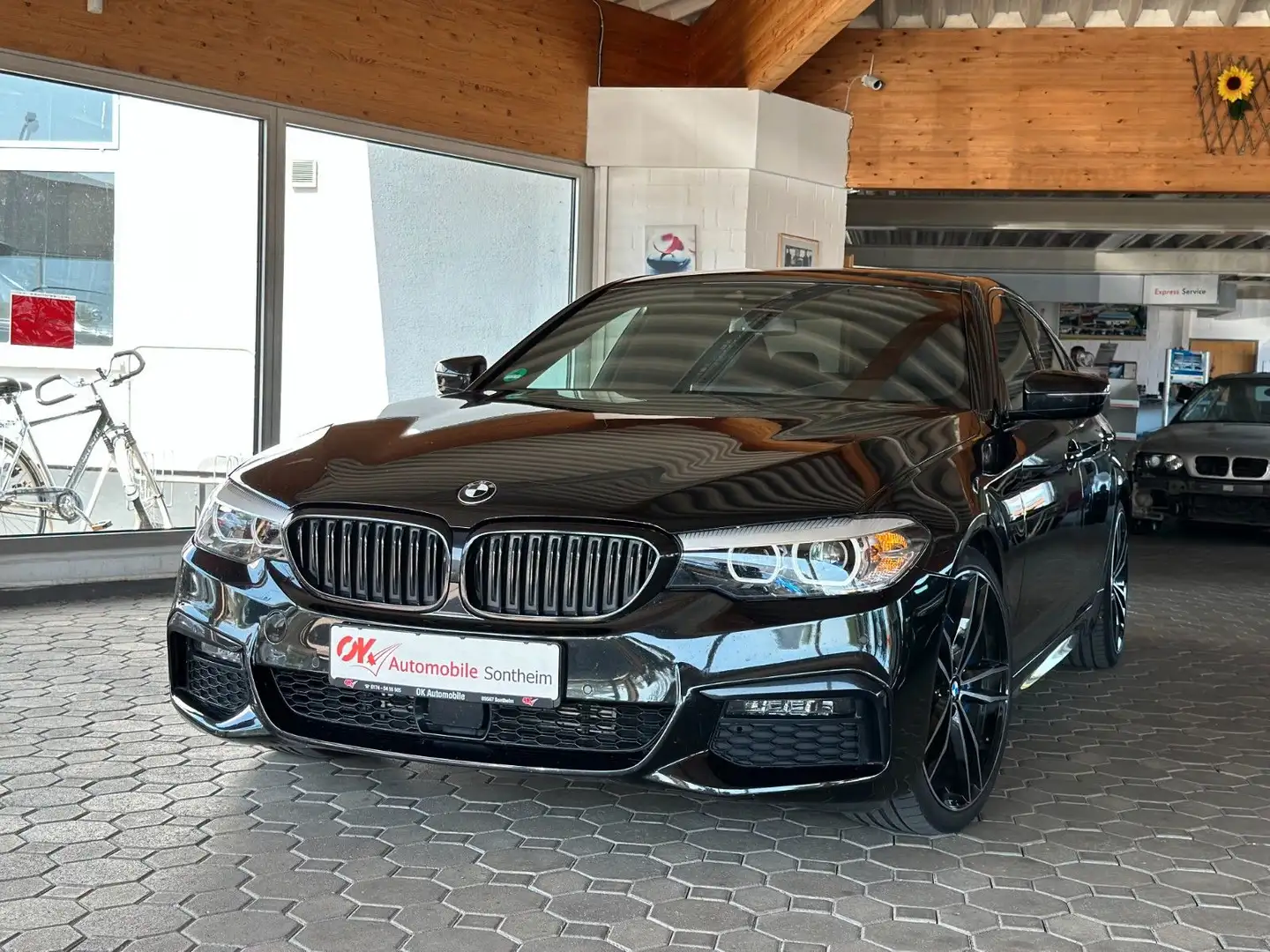 BMW 540 d xDrive M Sport*LiveCock*Nav*LED*neuer Motor Zwart - 1