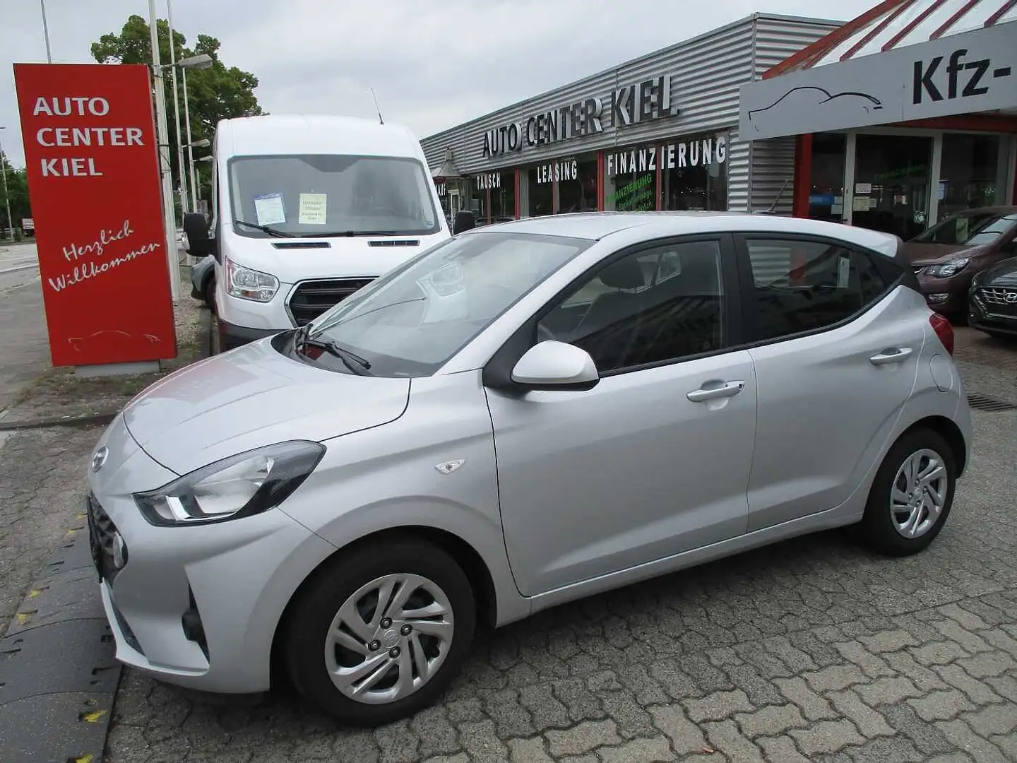 Hyundai i10 , Klimatronic, Sitz & Lenkradheizung Silber - 1