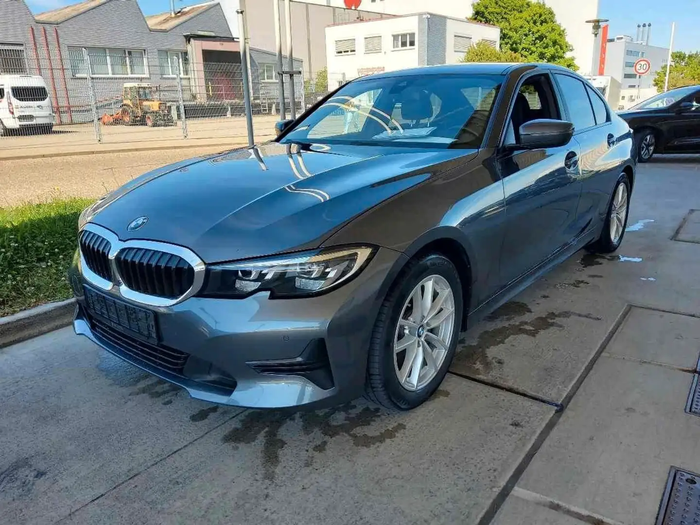 BMW 318 d Lim. LiveCockpit Sportsitz M Sport HiFi Gris - 1