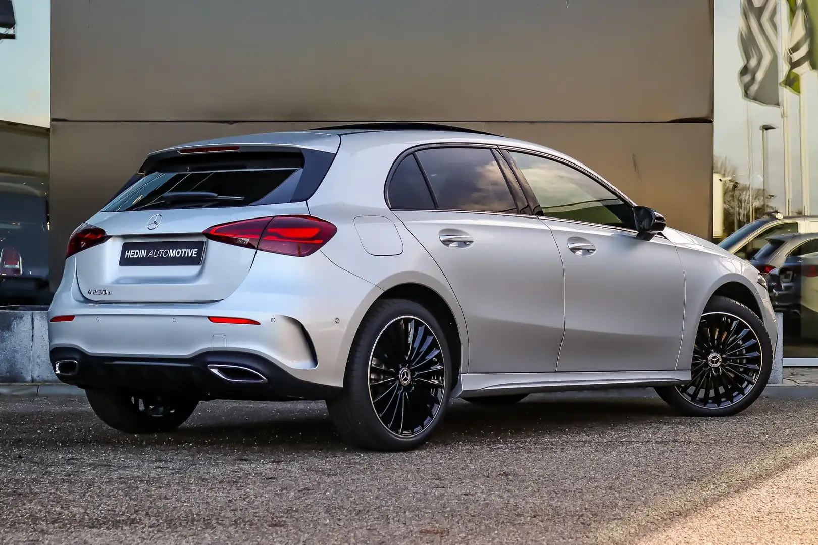 Mercedes-Benz A 250 A 250e Automaat AMG Line | Nightpakket | Panoramad Zilver - 2
