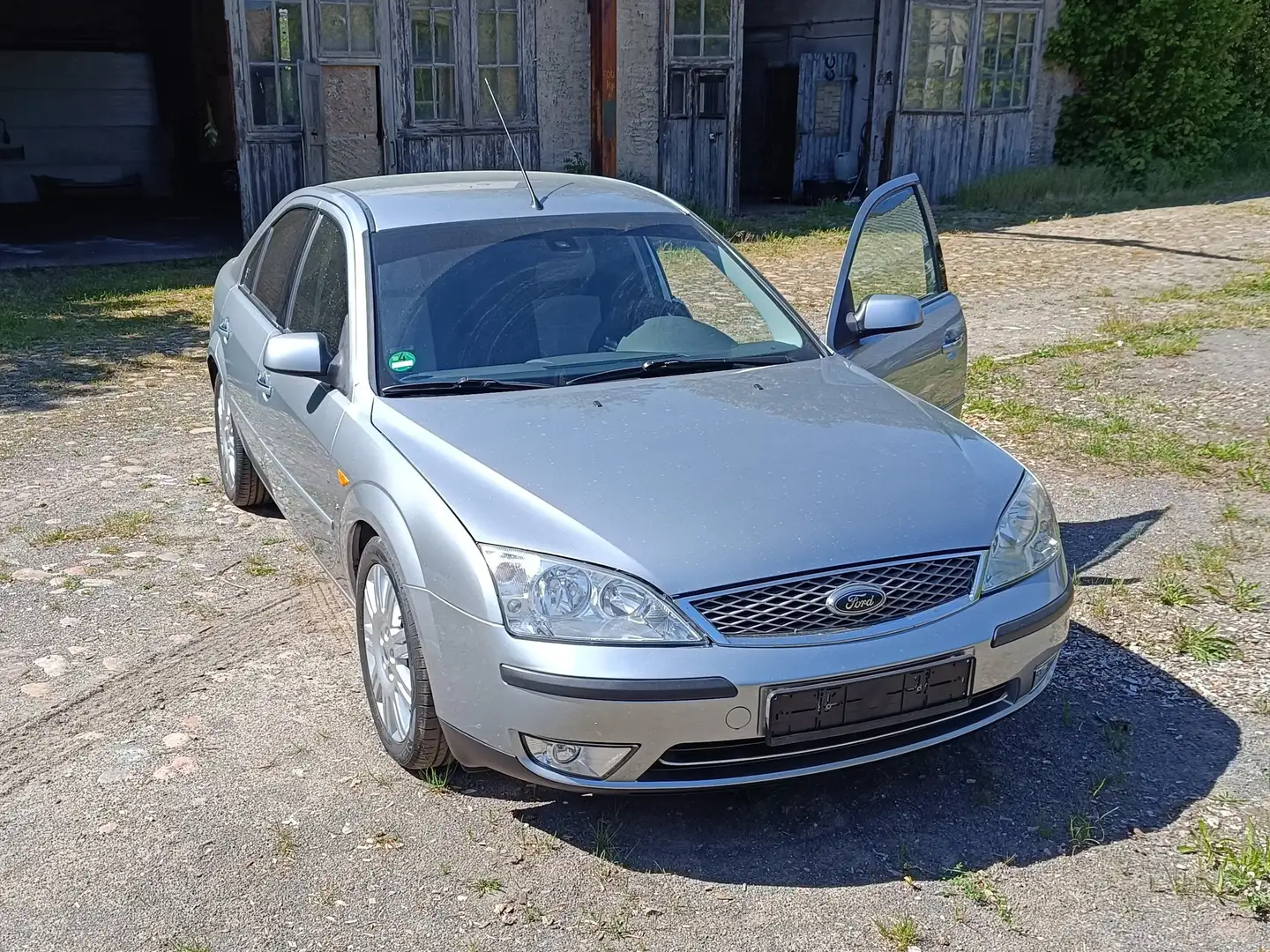 Ford Mondeo Mondeo 2.0 Ghia Grau - 1