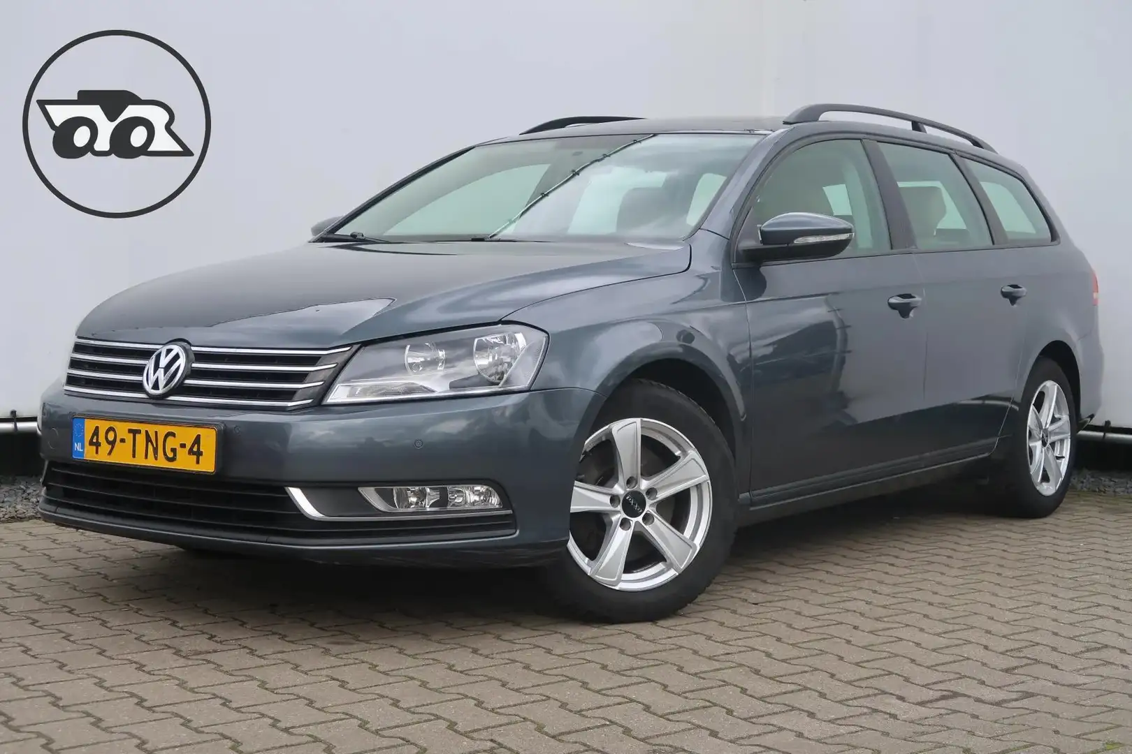 Volkswagen Passat Variant 1.6 TDI Trendline BlueMotion PANO Grijs - 1