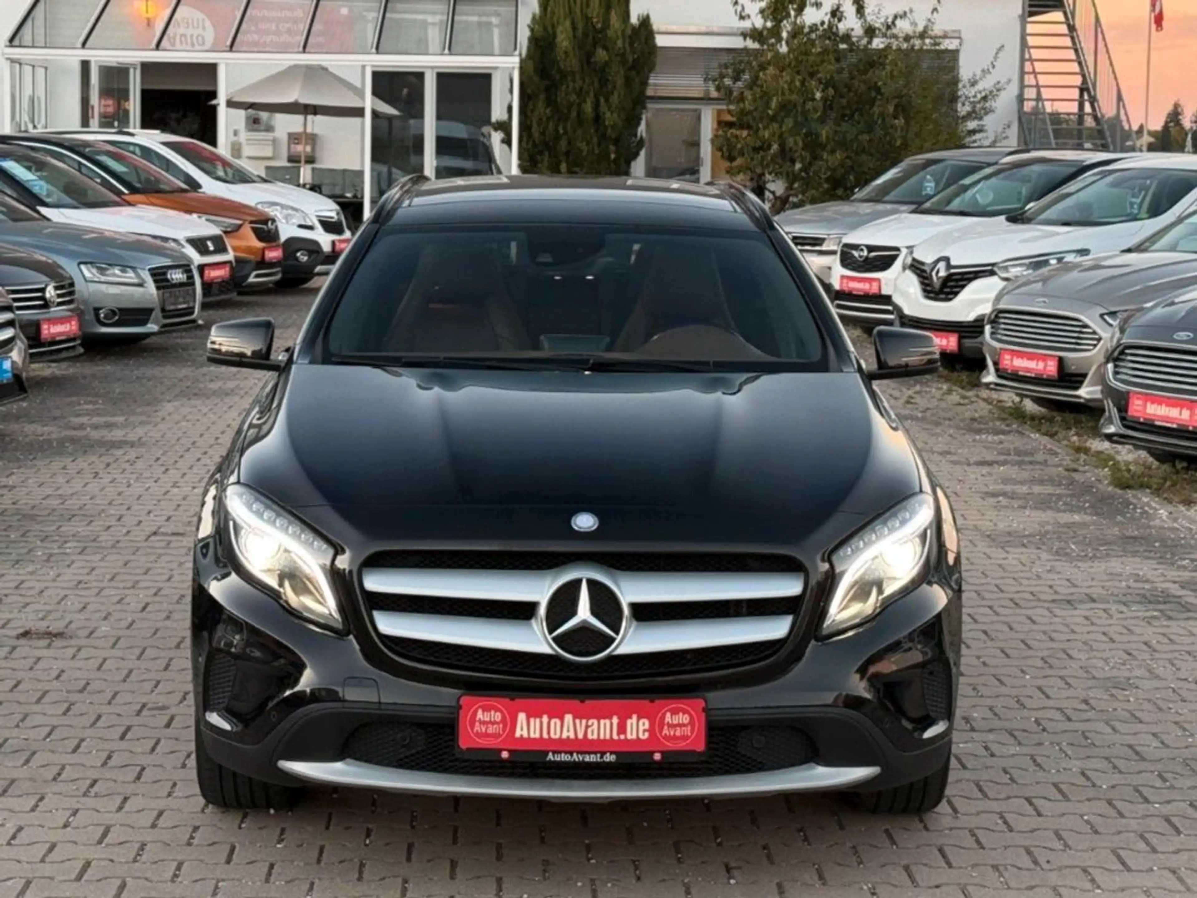 Mercedes-Benz GLA 250 4Matic*AUTOMATIK*LEDER*PANO-DACH*SHZ*GRA — photo 2