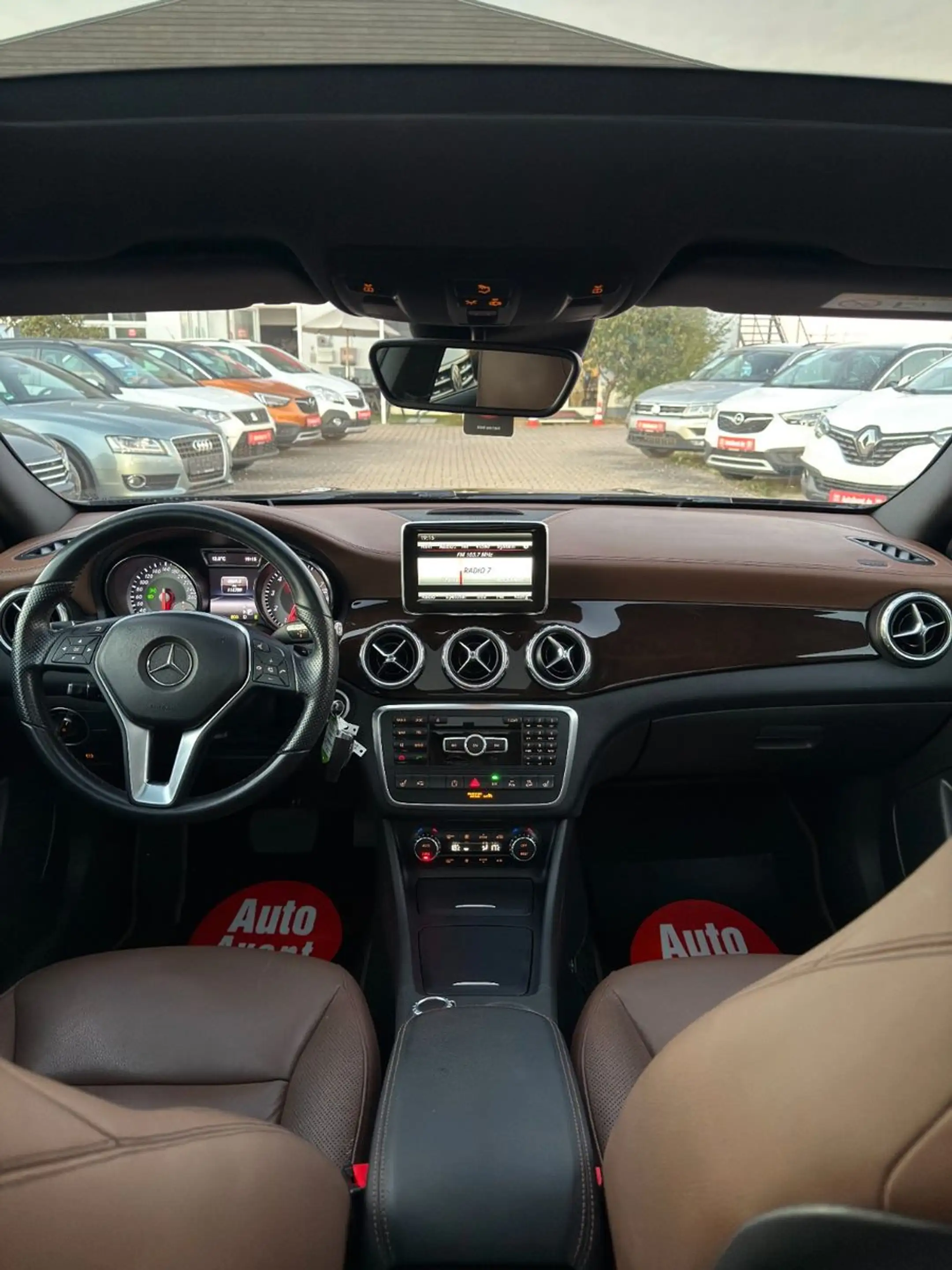 Mercedes-Benz GLA 250 4Matic*AUTOMATIK*LEDER*PANO-DACH*SHZ*GRA — photo 9
