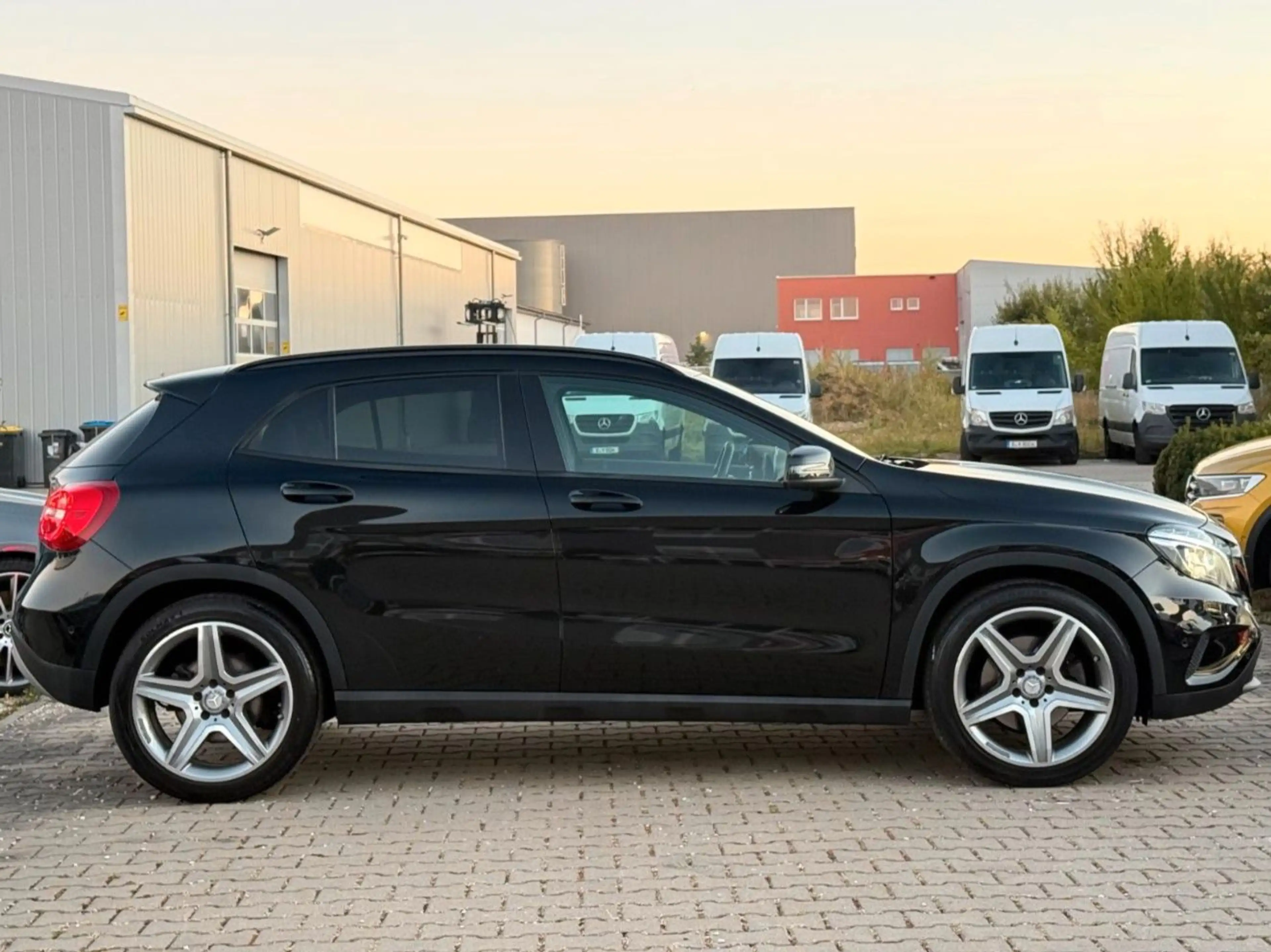 Mercedes-Benz GLA 250 4Matic*AUTOMATIK*LEDER*PANO-DACH*SHZ*GRA — photo 5