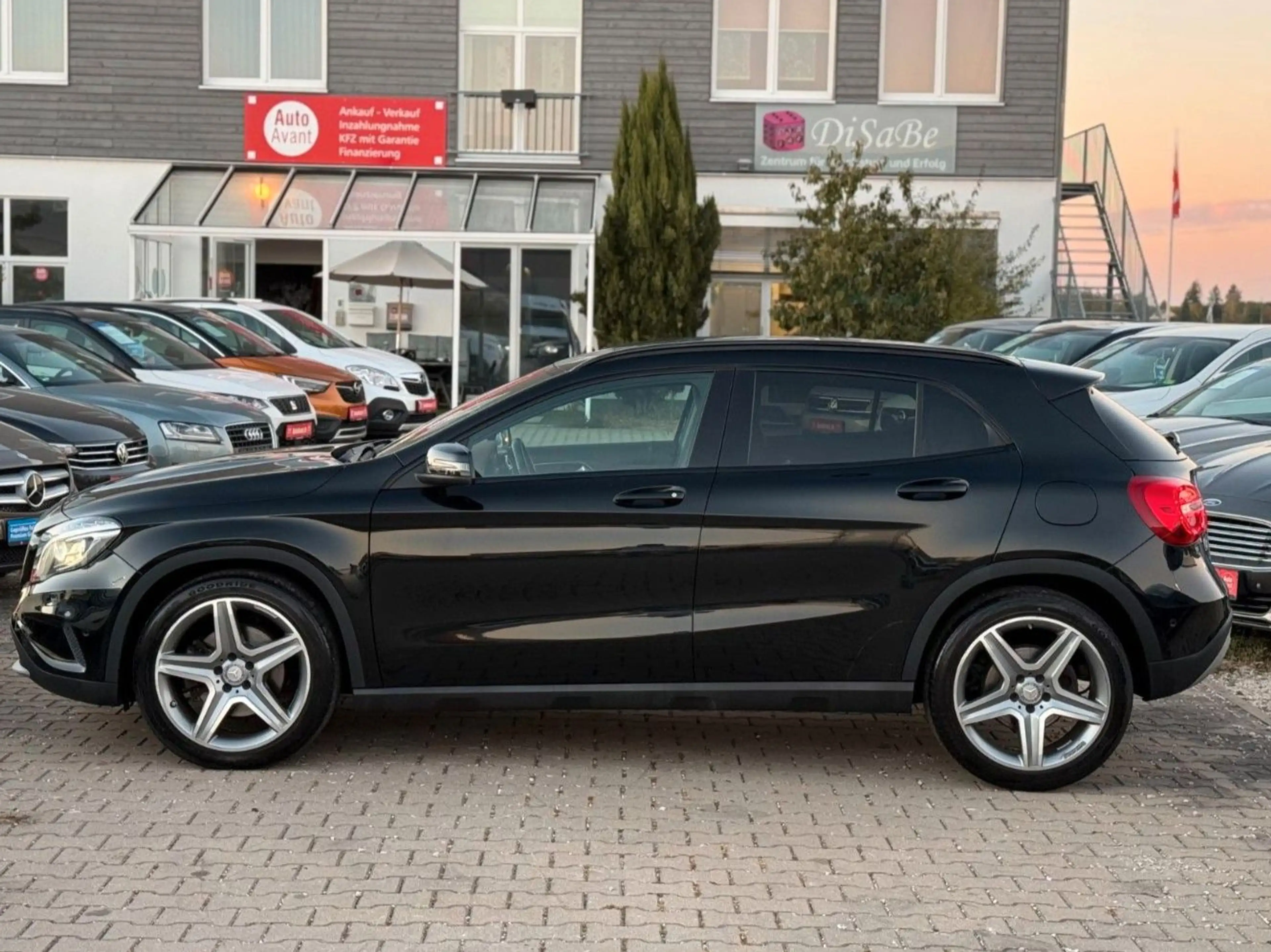 Mercedes-Benz GLA 250 4Matic*AUTOMATIK*LEDER*PANO-DACH*SHZ*GRA — photo 4