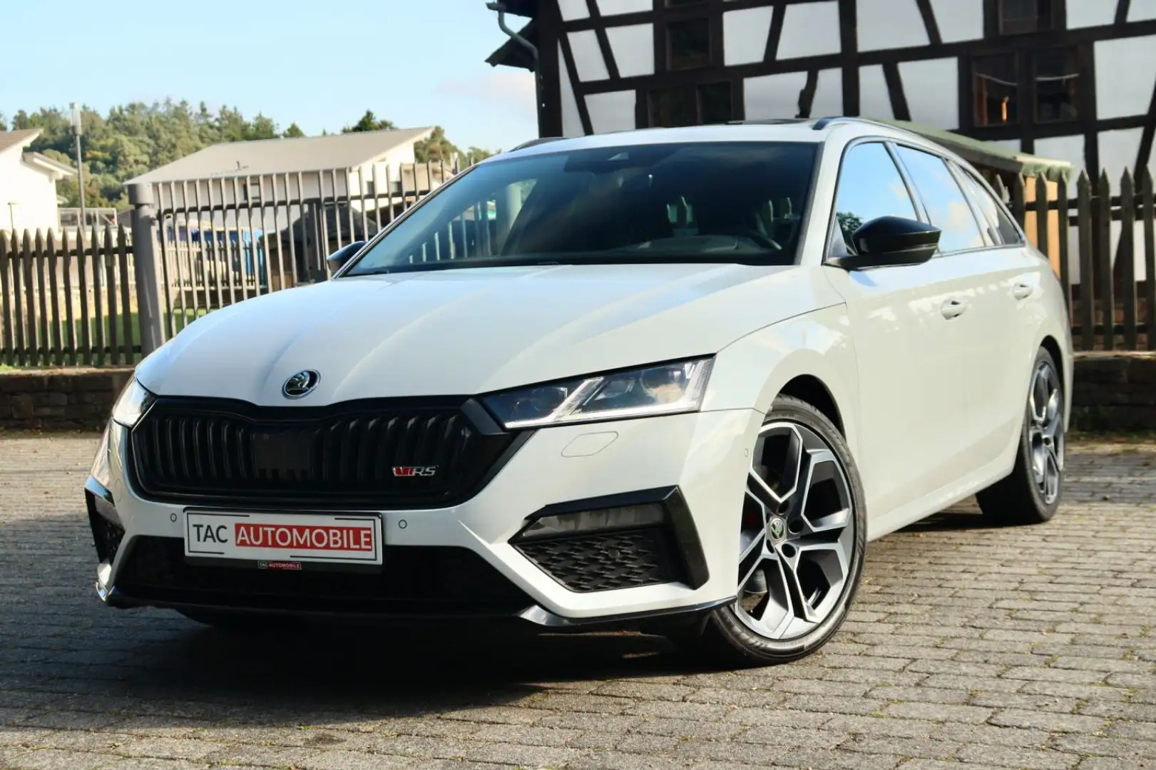 Skoda Octavia Combi RS Plus PANO HUD ACC MEMORY KESSY Weiß - 1