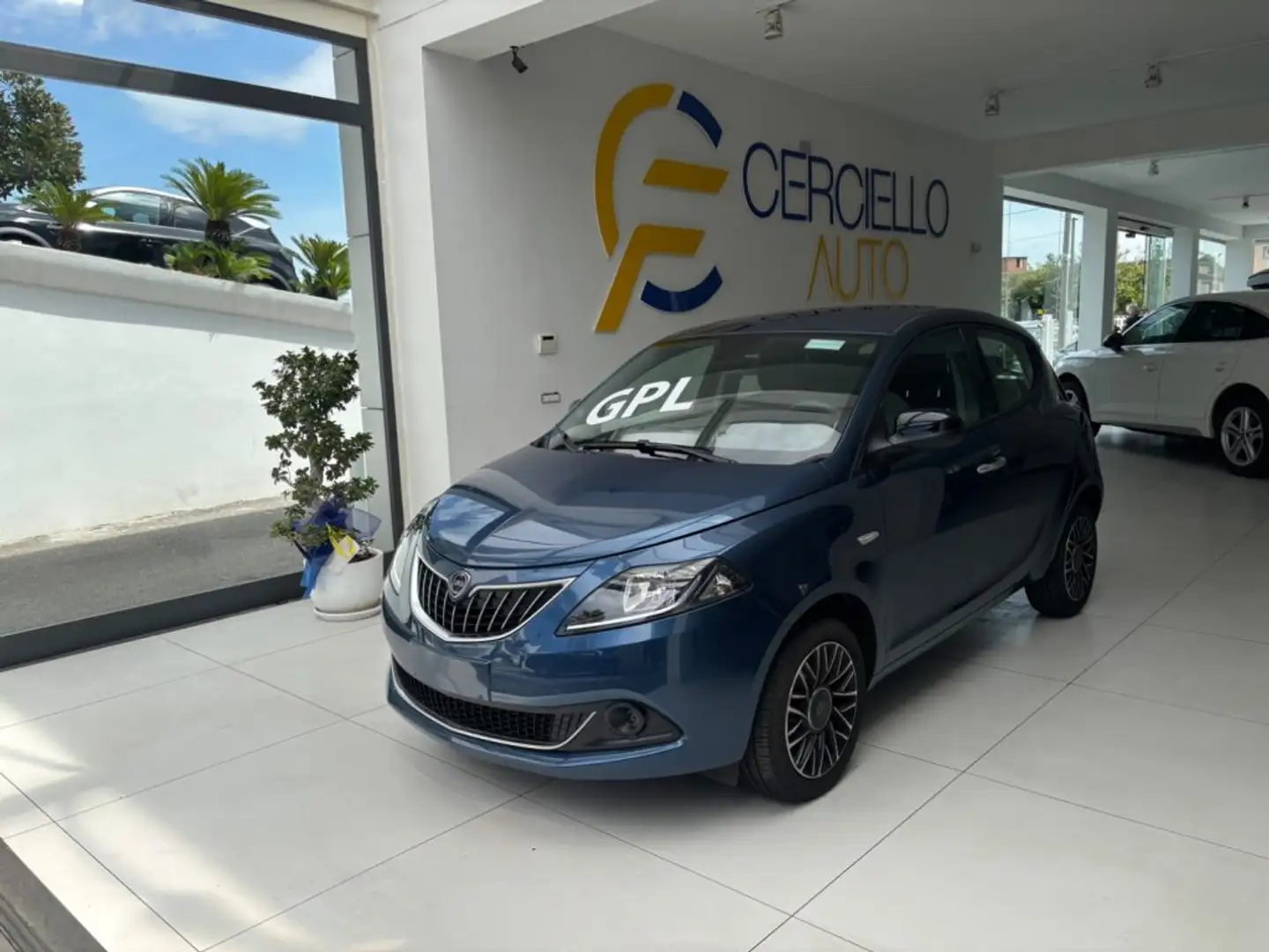 Lancia Ypsilon 1.2 69 CV 5 porte GPL Ecochic tua da €169,00 men Blau - 1