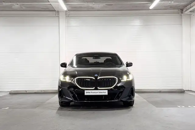 BMW 5 Series view 6