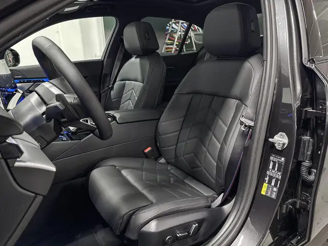 BMW 5 Series view 10