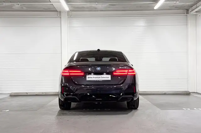 BMW 5 Series view 8