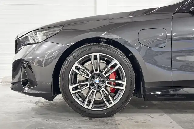 BMW 5 Series view 4