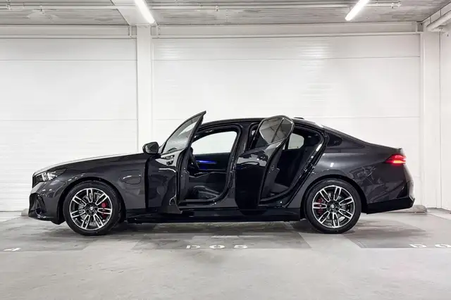 BMW 5 Series view 3