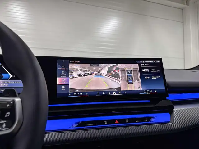BMW 5 Series view 14