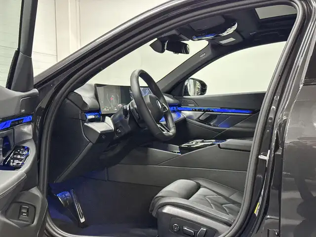 BMW 5 Series view 9