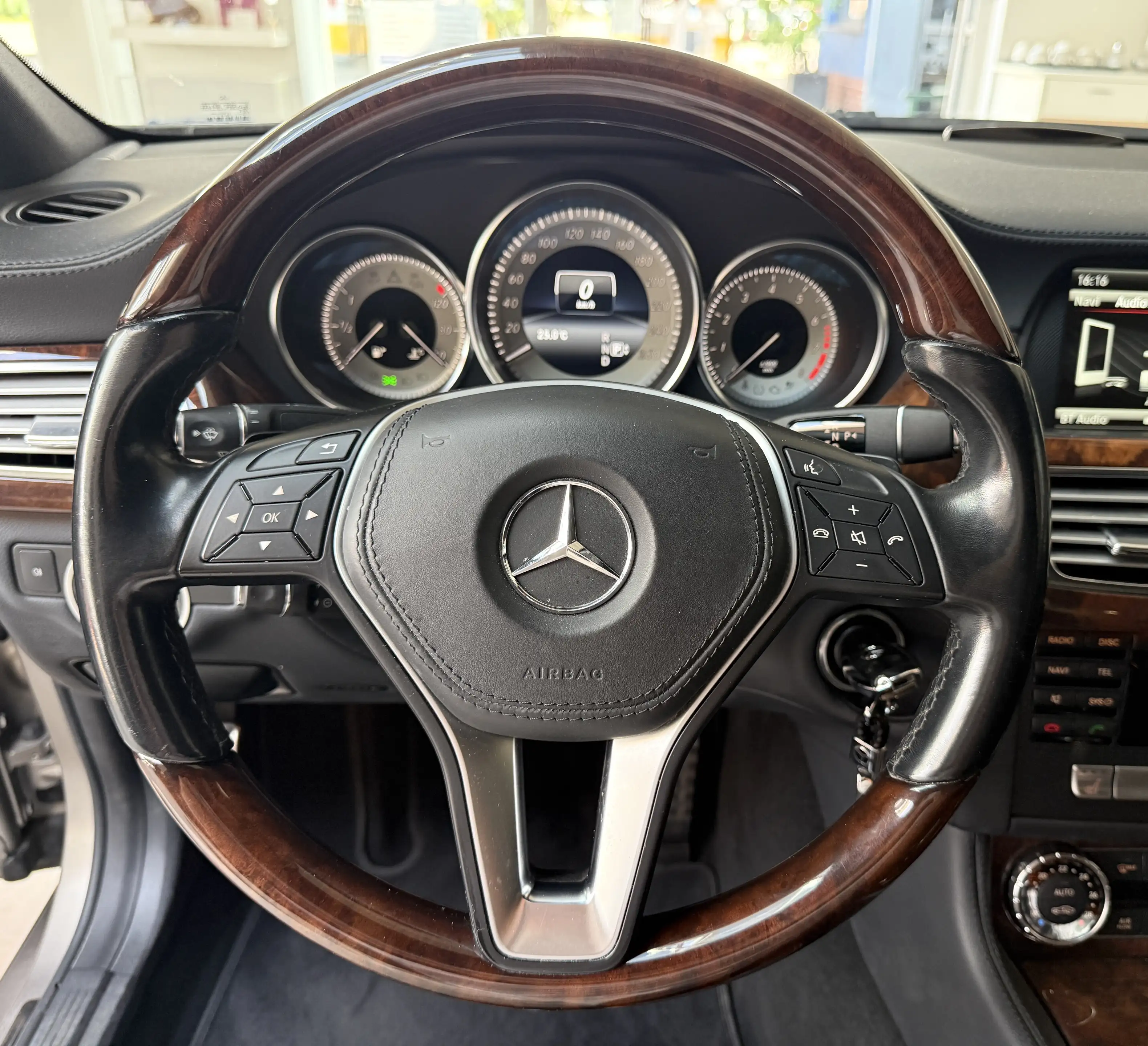 Mercedes-Benz CLS 500 CLS 500 BlueEfficiency AMG Harman Kardon Kamera Schiebedach 2-Hand — photo 6