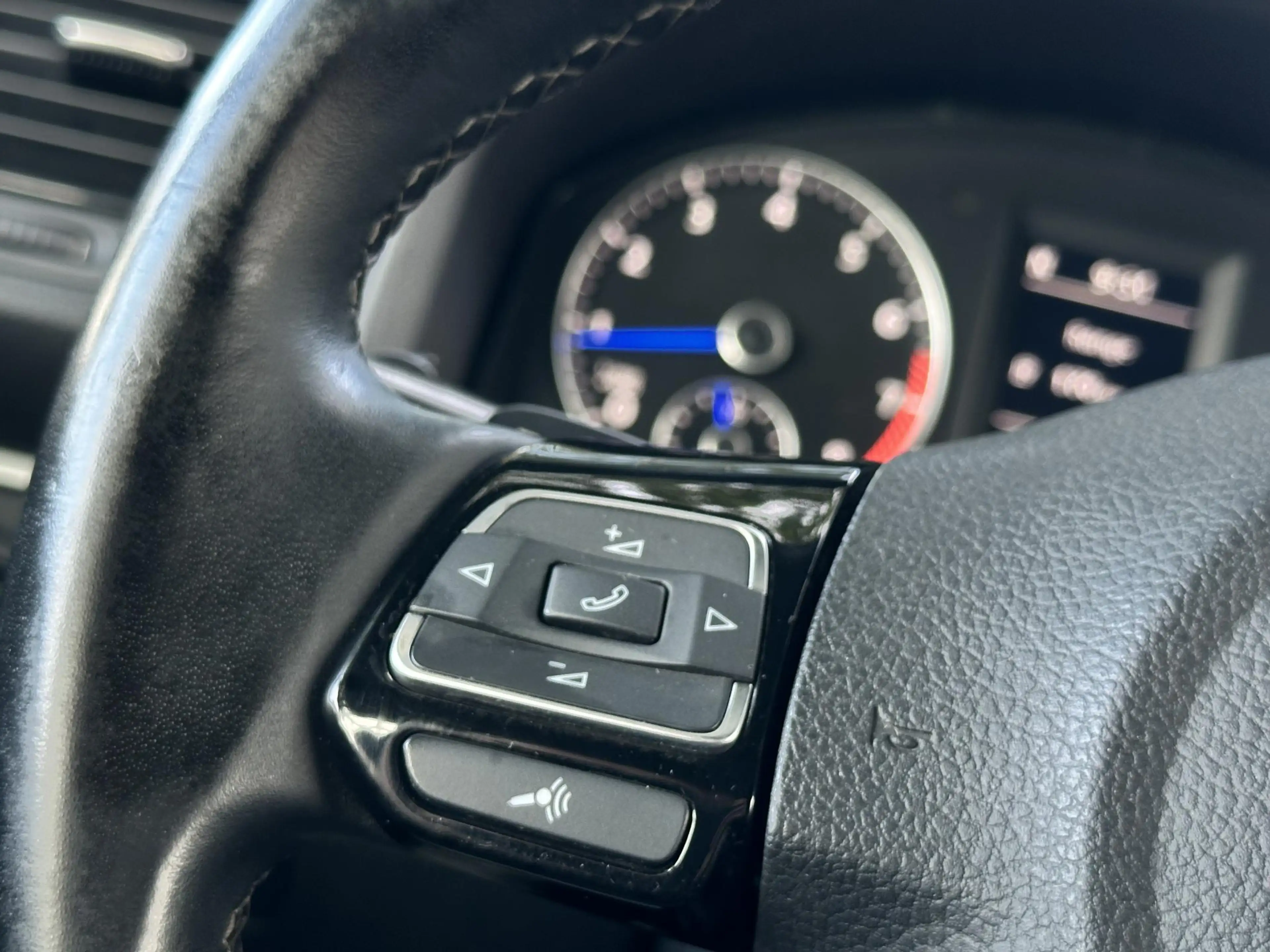 Volkswagen Scirocco 2.0 TSI R — photo 30