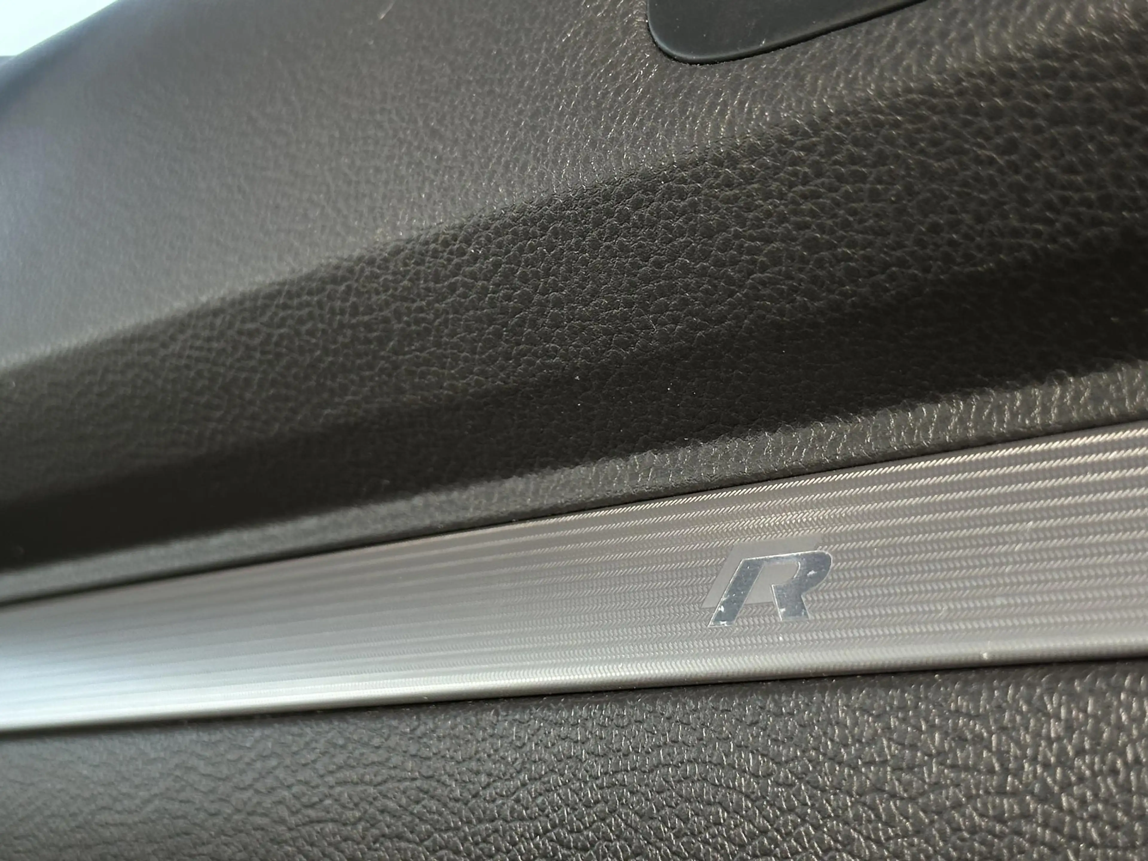 Volkswagen Scirocco 2.0 TSI R — photo 26