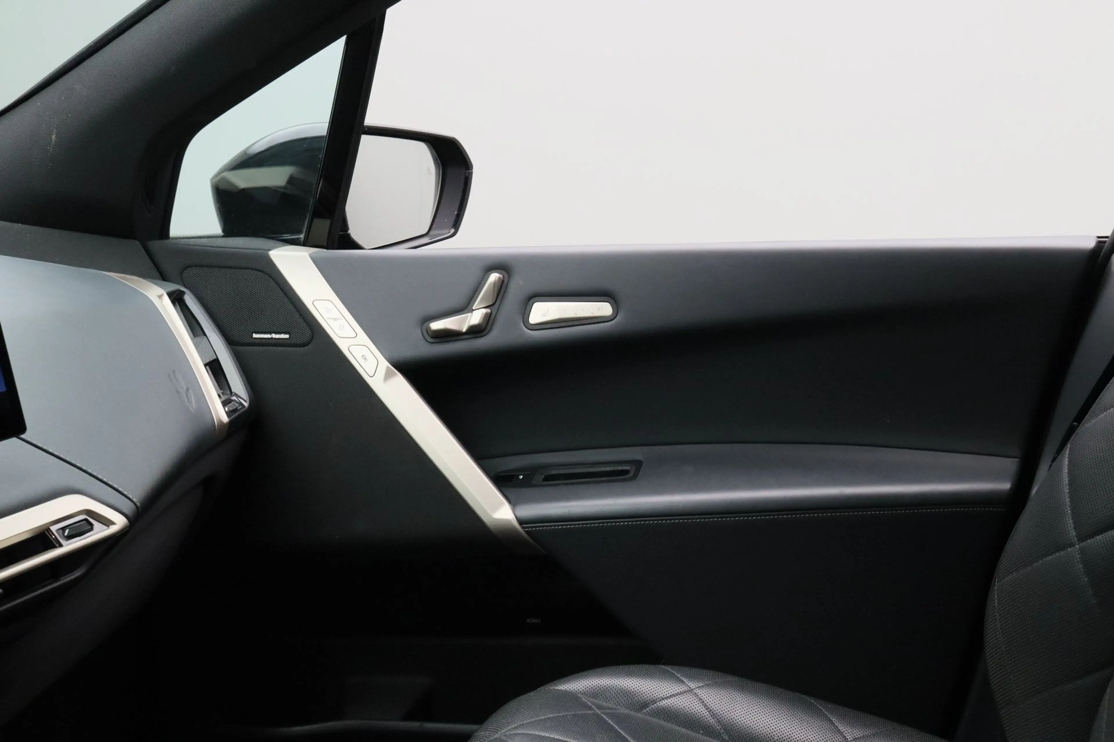 BMW iX xDrive40 High Executive 77 kWh — photo 12