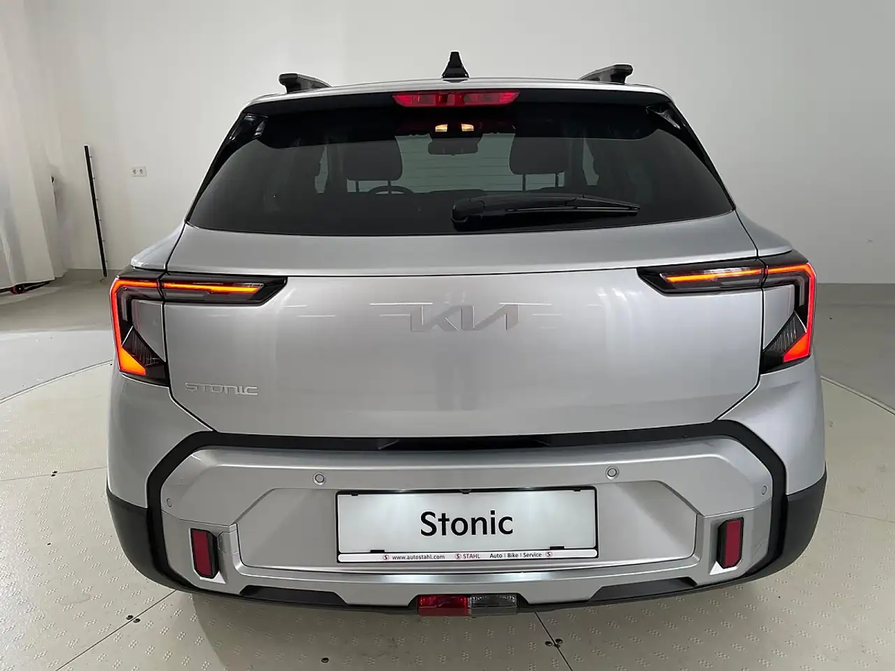Kia Stonic 1,0 TGDI GPF ISG Silber/MT6/100/MY26|Stahl W22 7