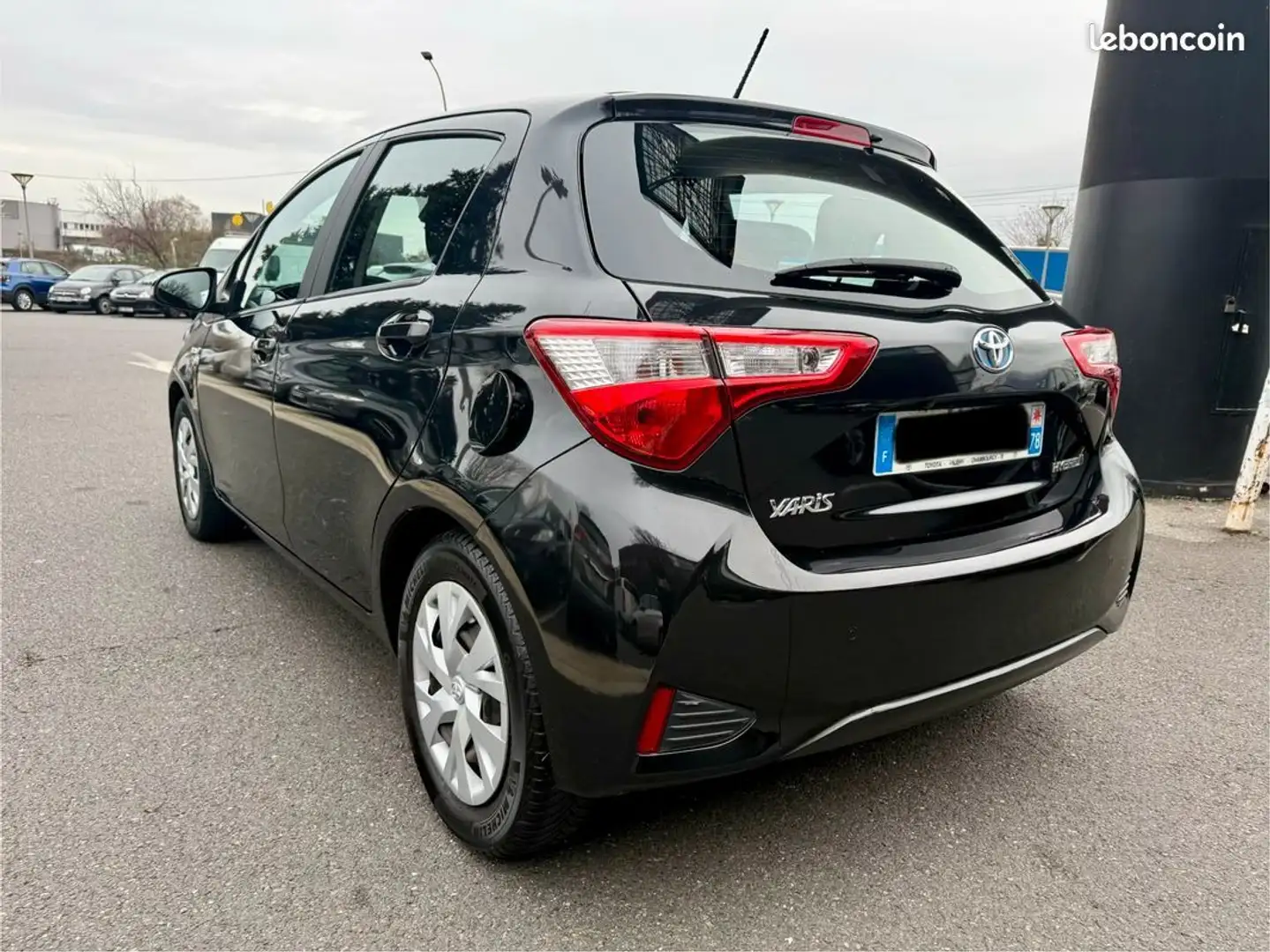 Toyota Yaris hybride 100h france business-1 ere main Noir - 2