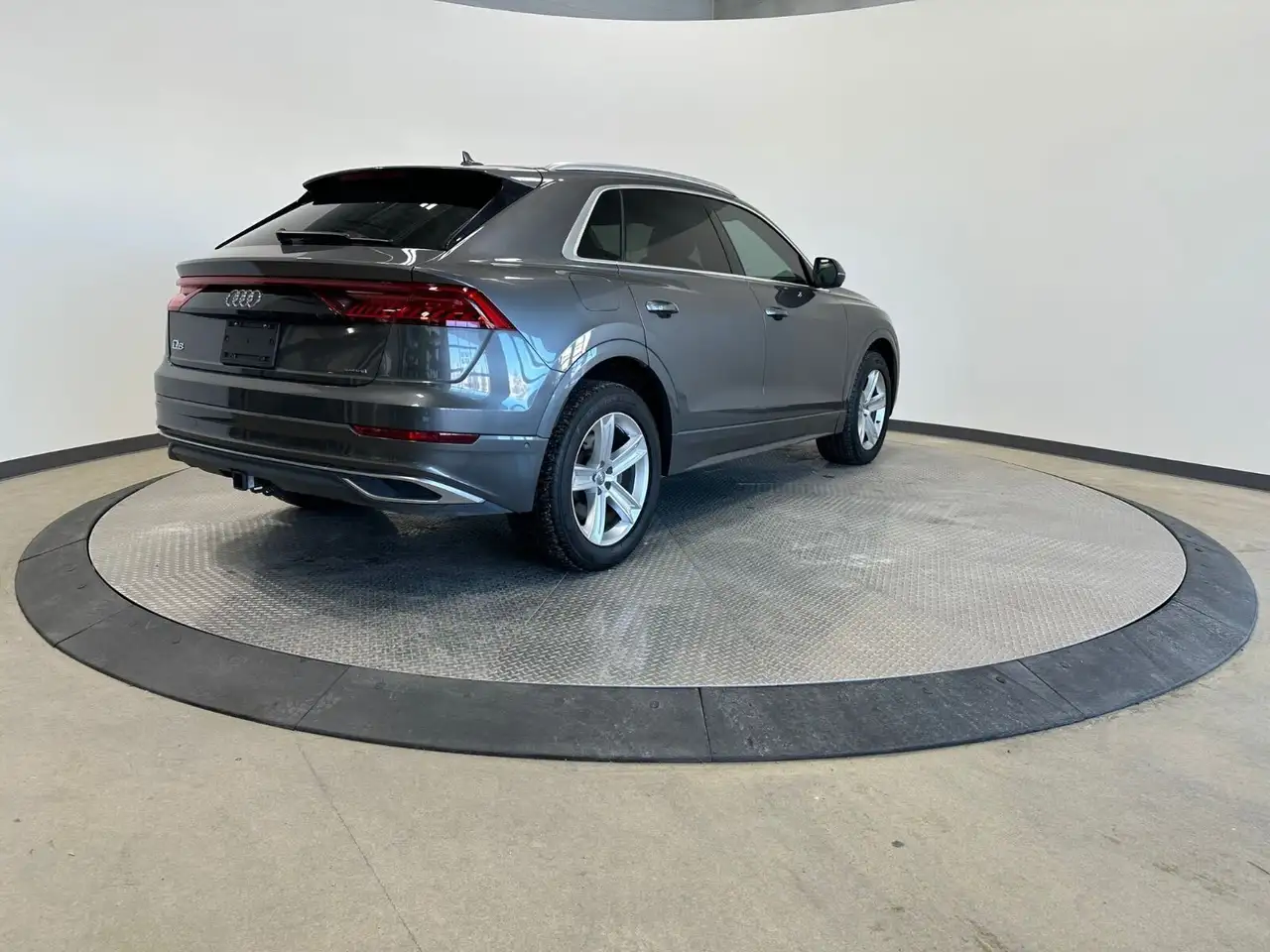 Audi Q8 снимка Audi Q8
