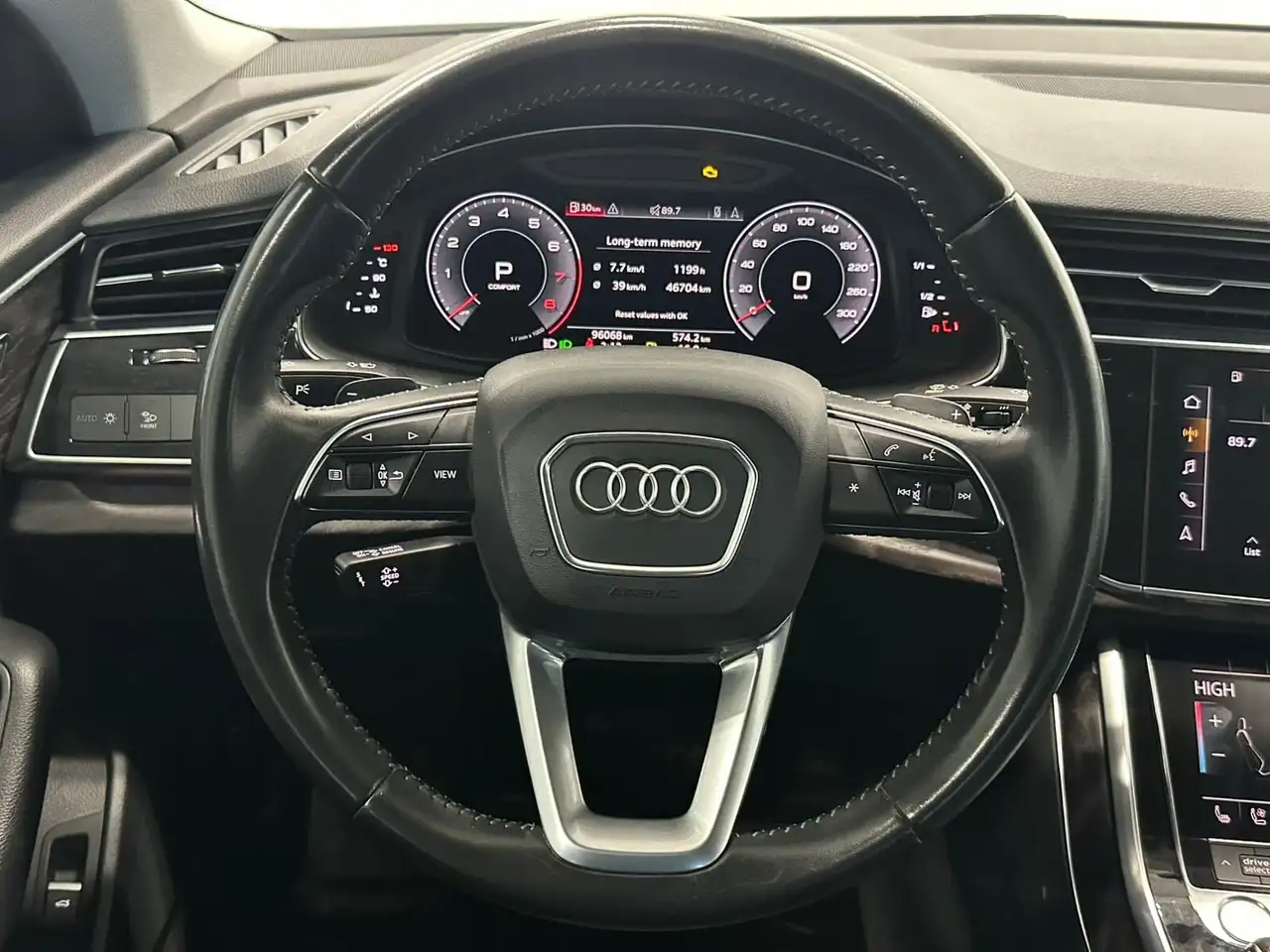 Audi Q8 снимка Audi Q8