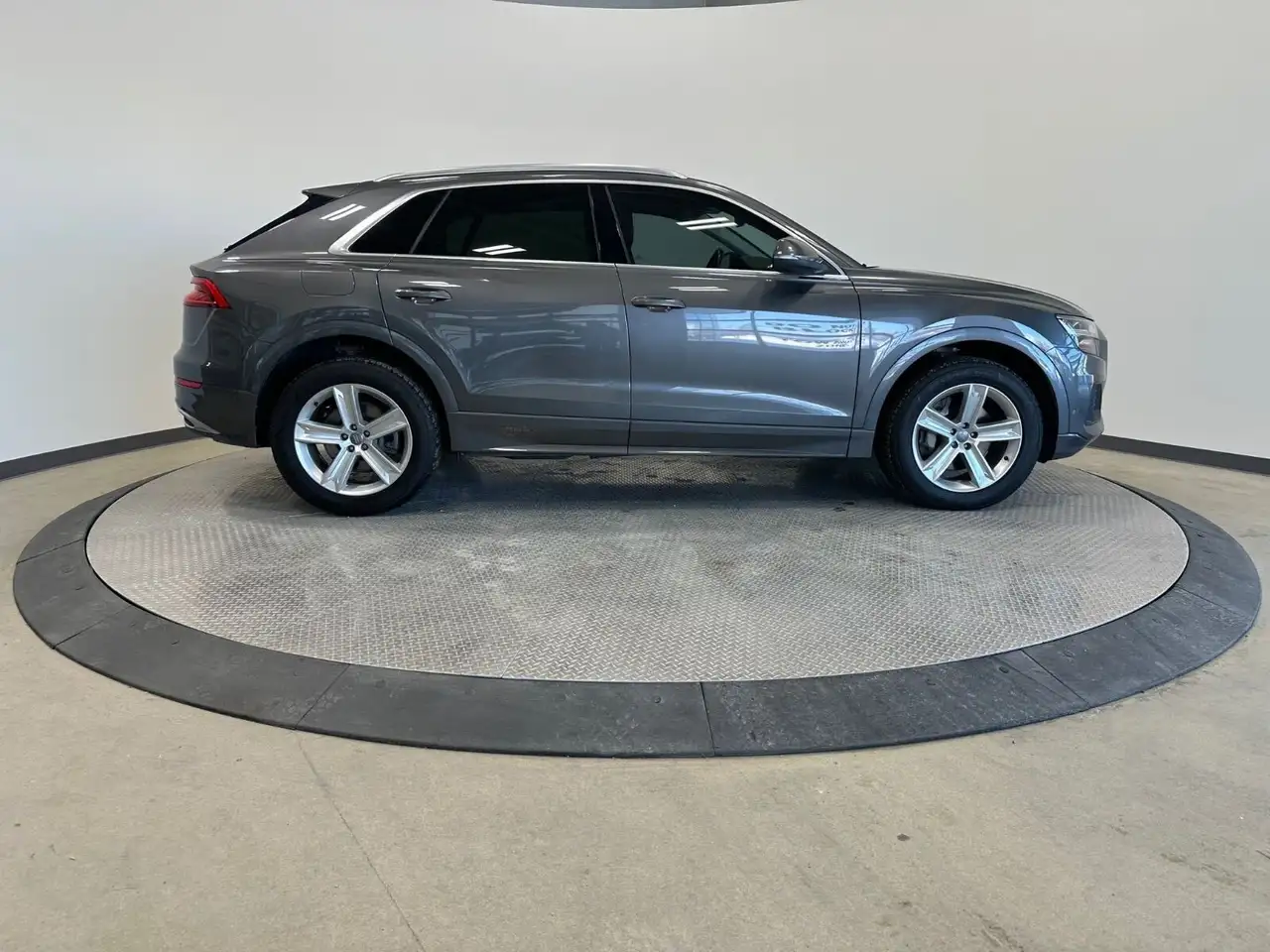 Audi Q8 снимка Audi Q8