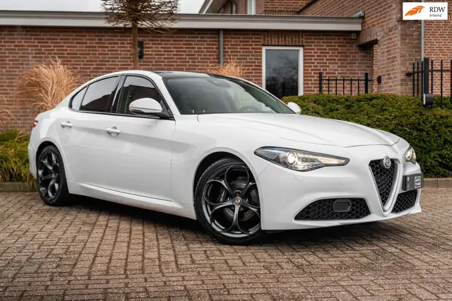 Alfa Romeo Giulia 2.0T Super 200 PK Aut. Pano Keyless Half/Leder Xen