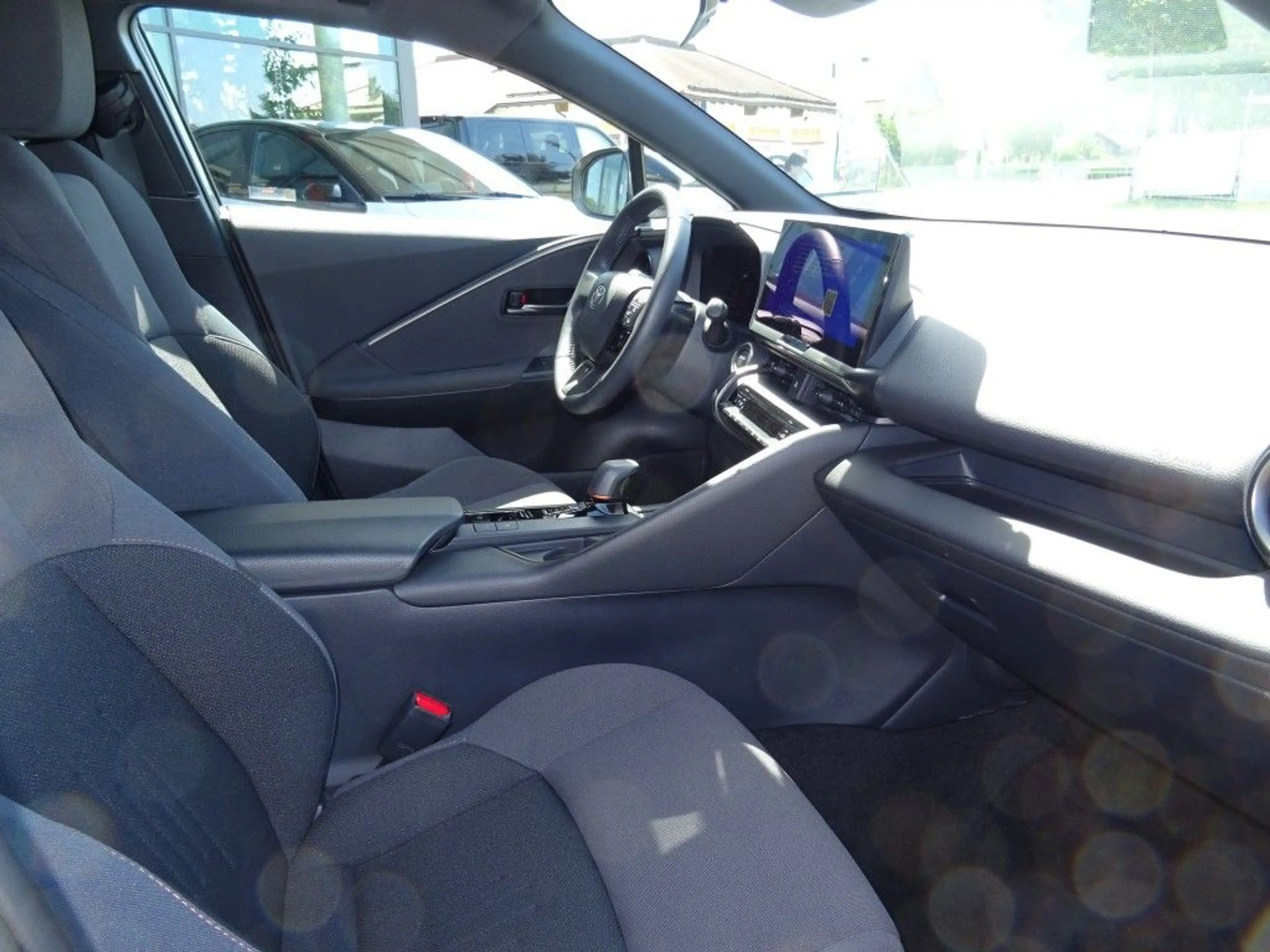 Toyota C-HR 1.8 Hybrid Team Deutschland + Technikpacket — photo 9