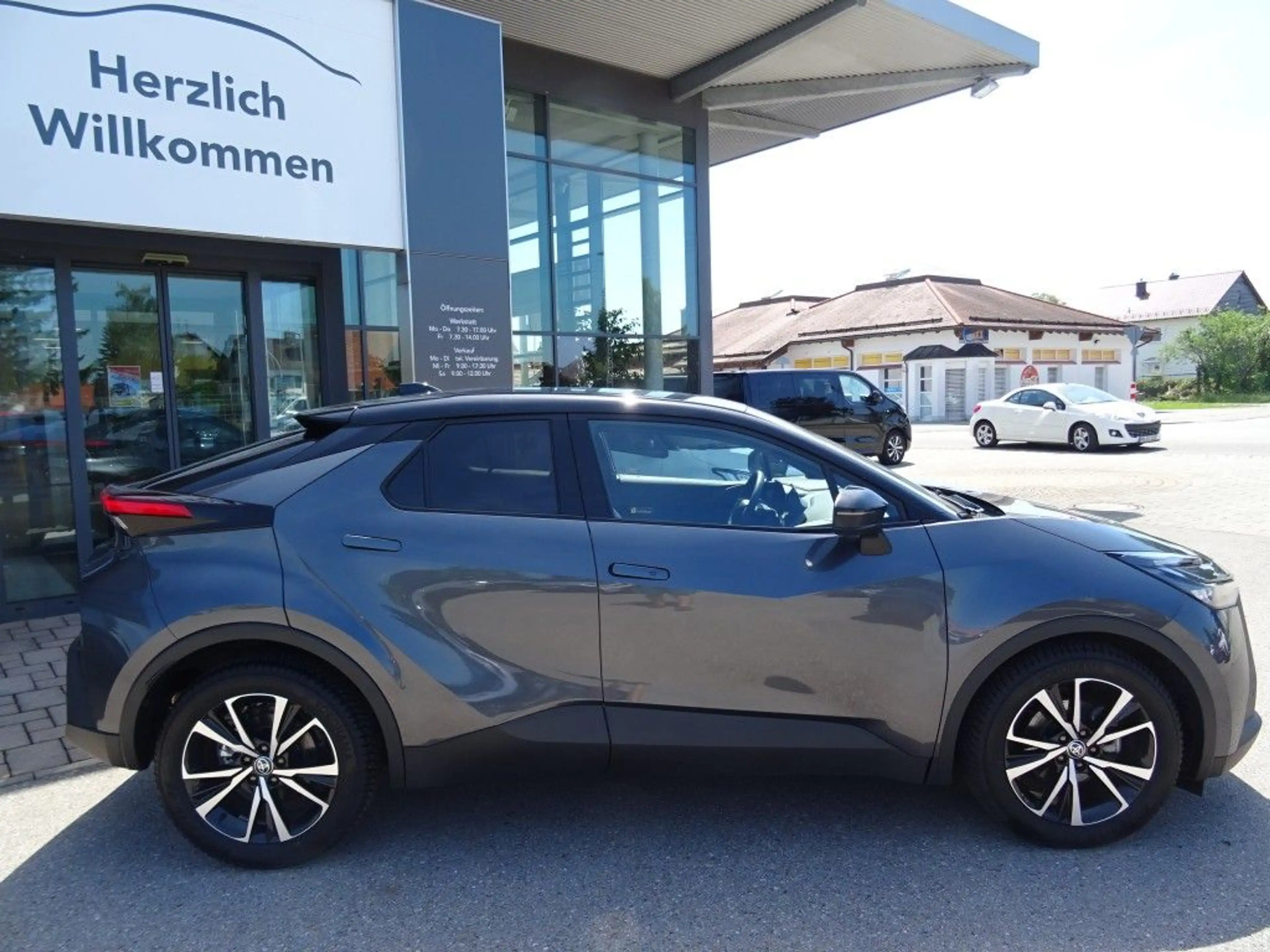 Toyota C-HR 1.8 Hybrid Team Deutschland + Technikpacket — photo 8