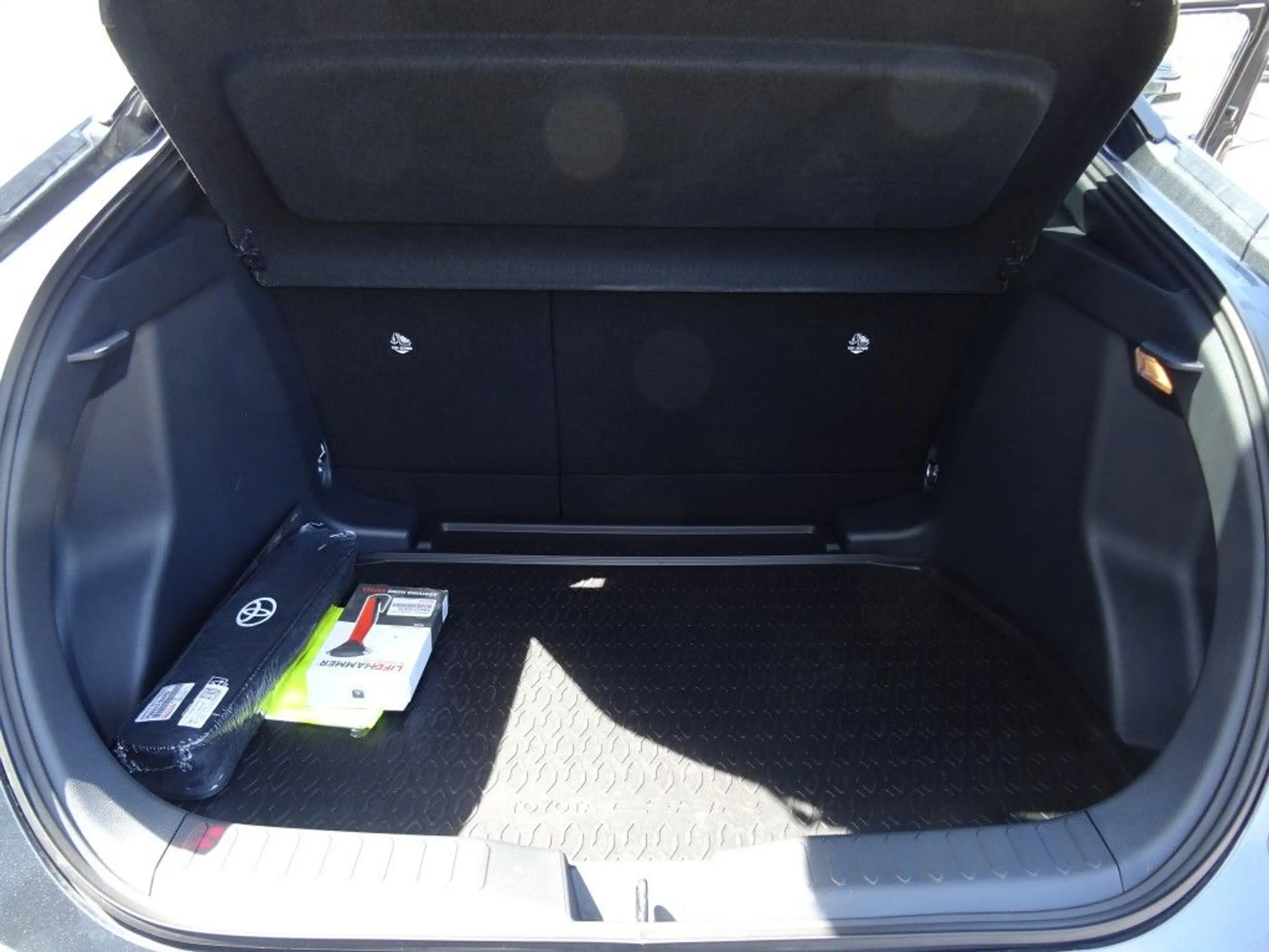 Toyota C-HR 1.8 Hybrid Team Deutschland + Technikpacket — photo 11