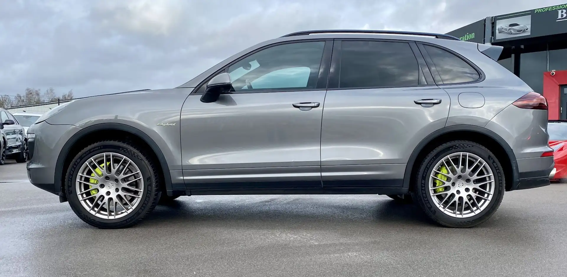 Porsche Cayenne S E-Hybrid / 3.0l V6 462 CH BVA 8 / Grijs - 2