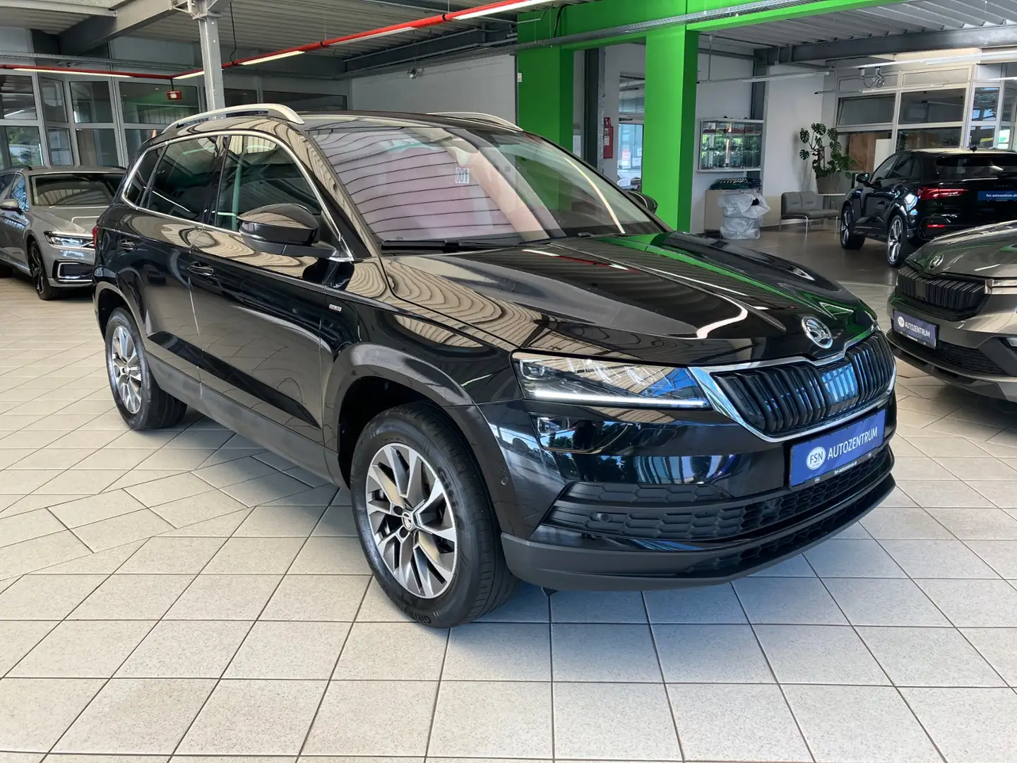 Skoda Karoq 2.0 TDI Clever 4x4 DSG AHK STHZG NAVI AREA CANTON Schwarz - 2