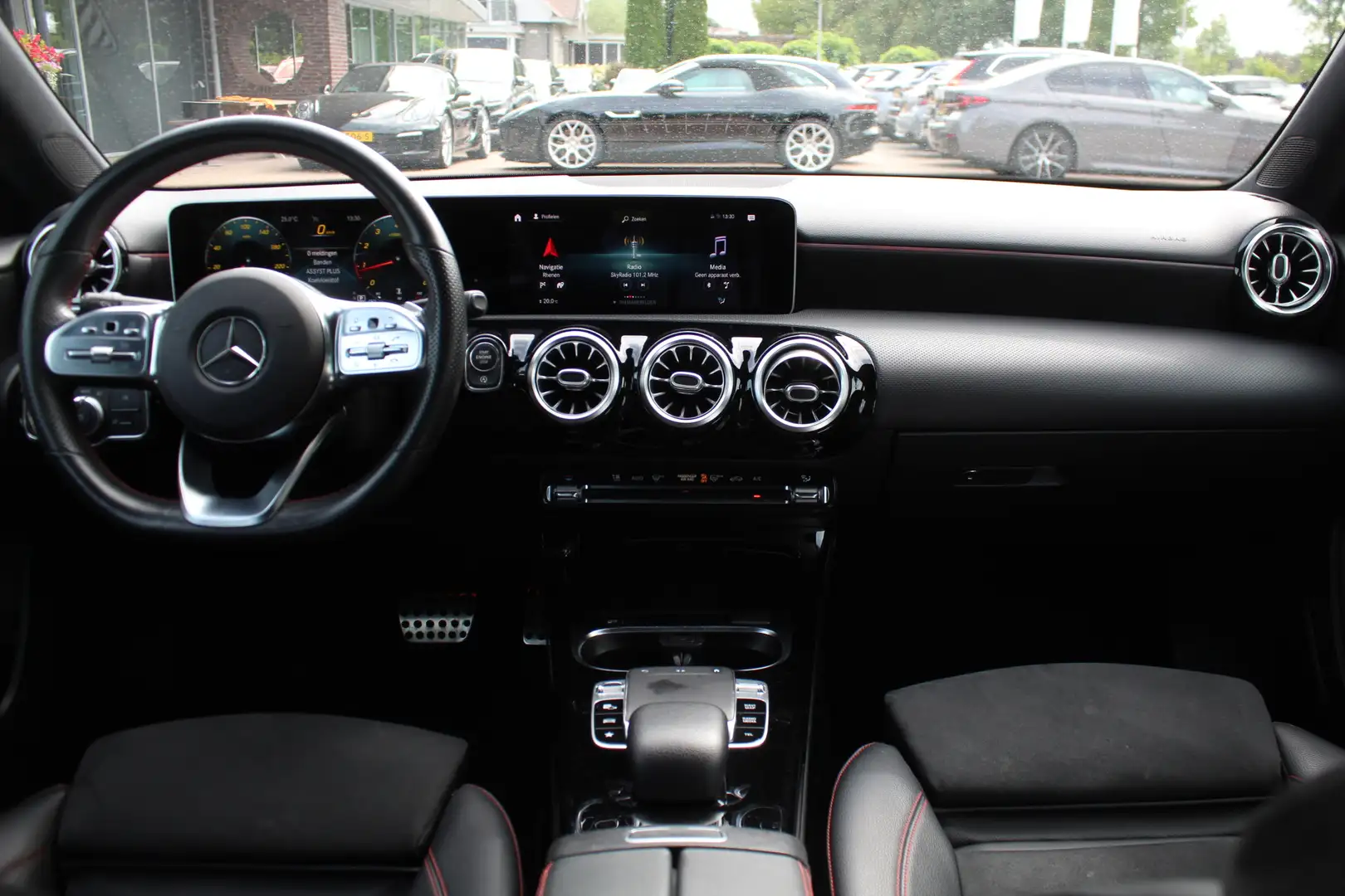 Mercedes-Benz A 180 Business Solution AMG / Camera / Navigatie / 18'' Zwart - 2