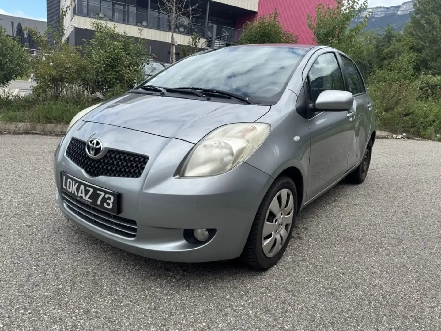 Toyota Yaris 1.3 VVT-i 87cv Gris - 1