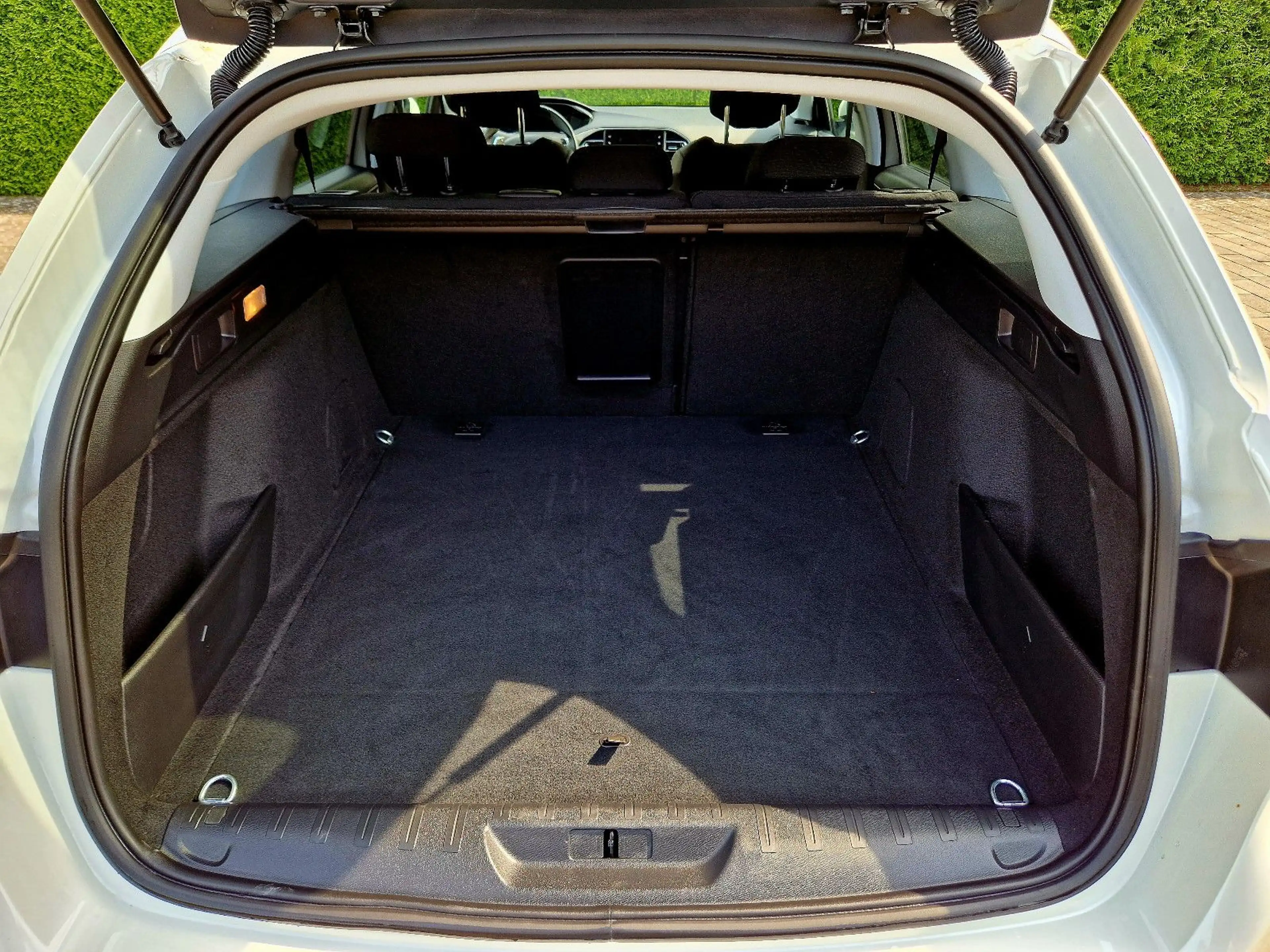 Peugeot 308 SW EAT8 Automatik (LED, SHZ, Kamera, Navi) — photo 14
