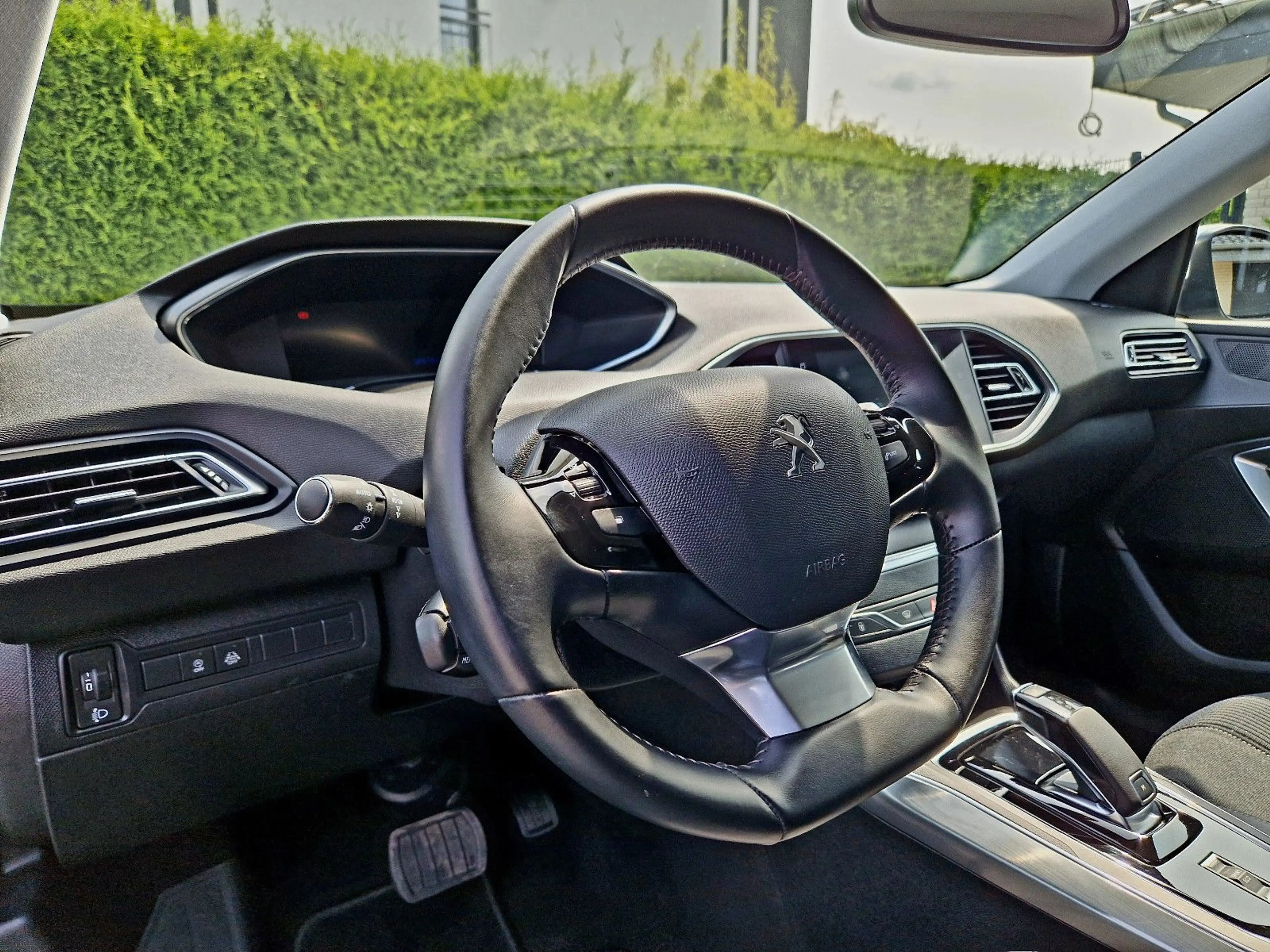 Peugeot 308 SW EAT8 Automatik (LED, SHZ, Kamera, Navi) — photo 11
