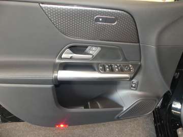 Bild 4 Mercedes-Benz B 180 Progressive Line Advanced, Night-Paket, Totwinkel.