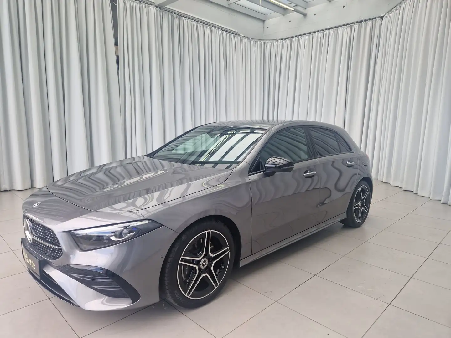 Mercedes-Benz A 220 4MATIC Kompaktlimousine AMG Line SpurW Grau - 2